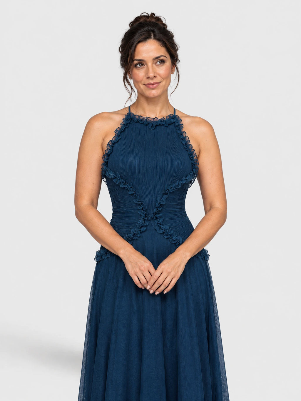 Detalhe dos babados do vestido de festa longo Tabata na cor azul-marinho.
