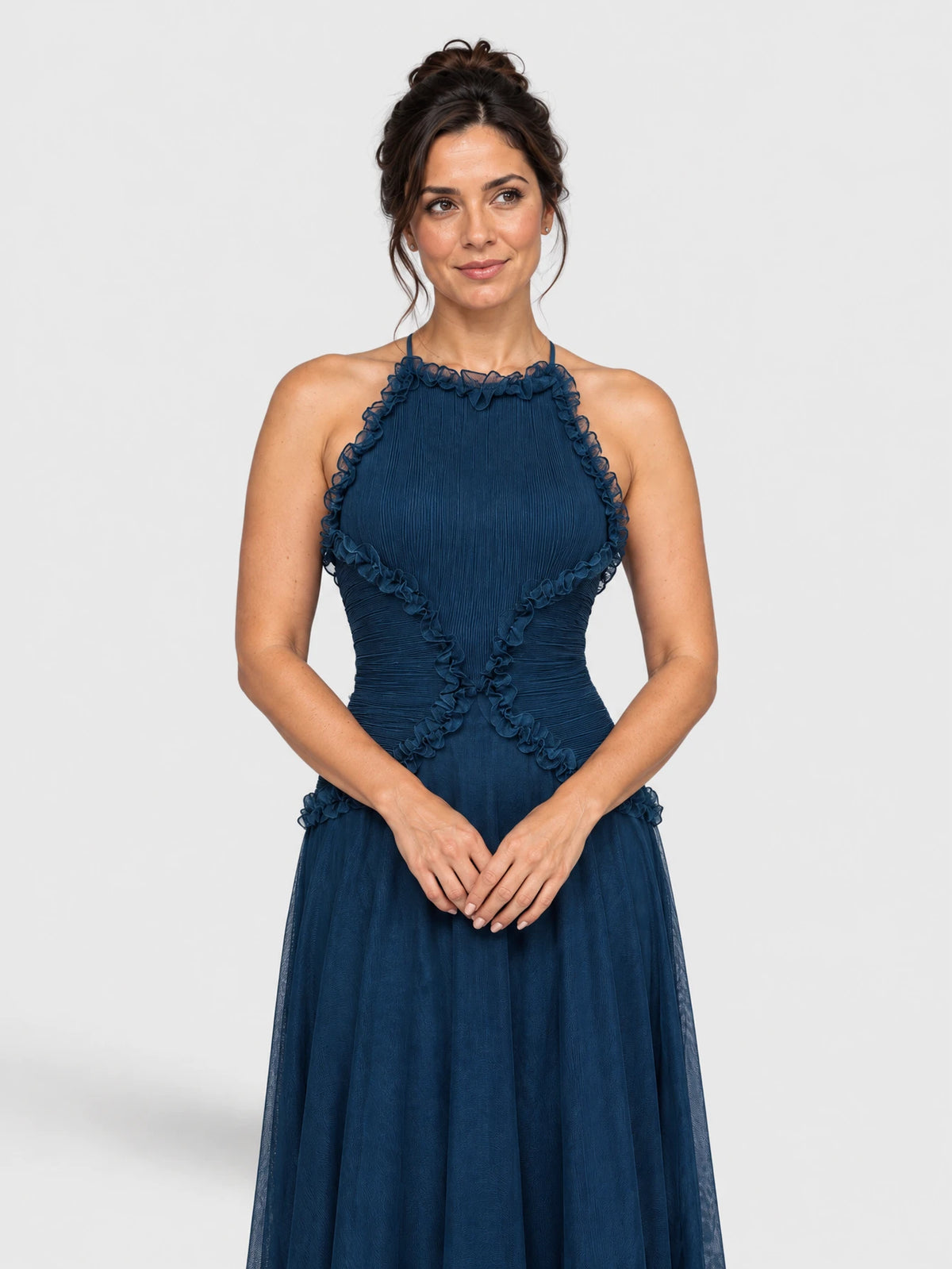 Detalhe dos babados do vestido de festa longo Tabata na cor azul-marinho.