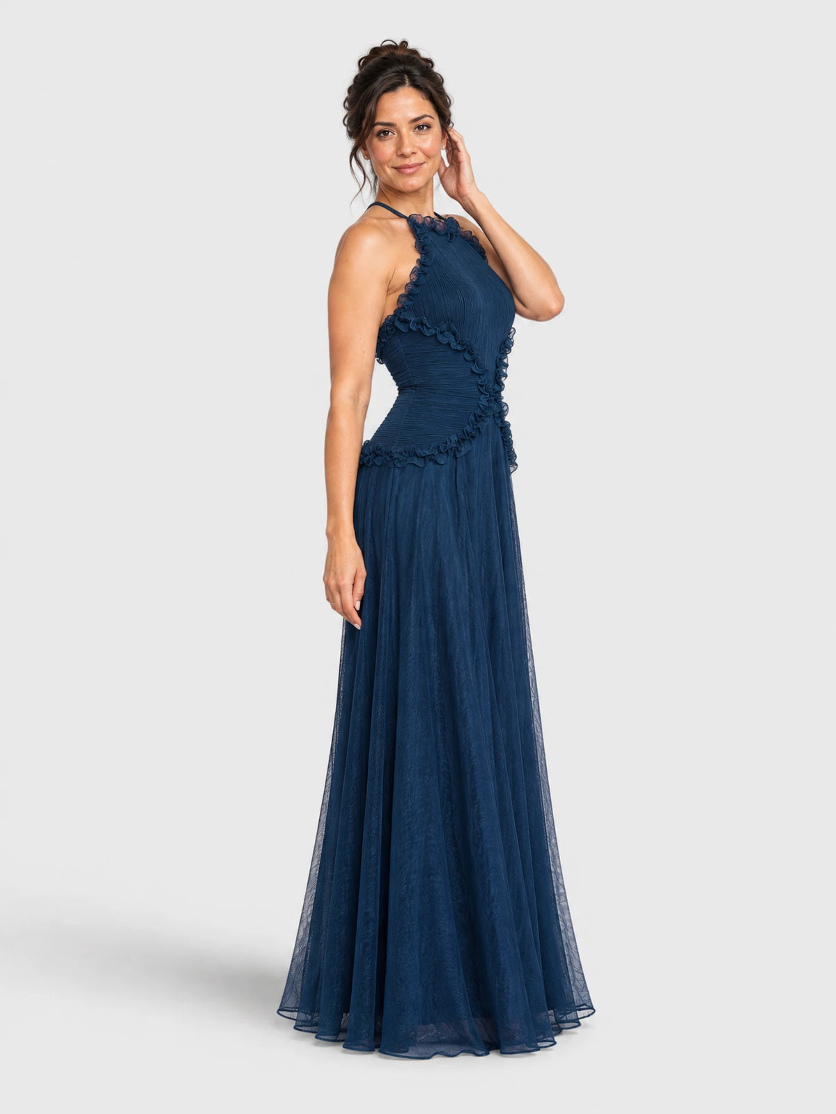 Vestido de festa longo Tabata com babados na cor azul-marinho, vista lateral.