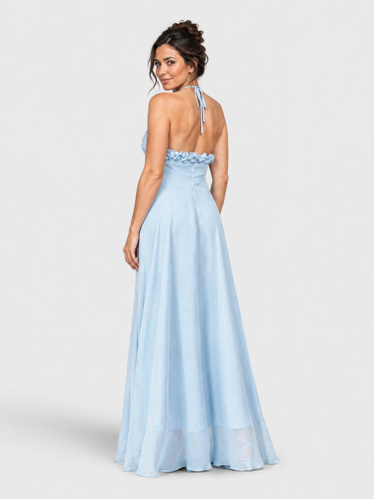 Vestido de festa longo Tabata com babados na cor azul serenity, vista traseira.