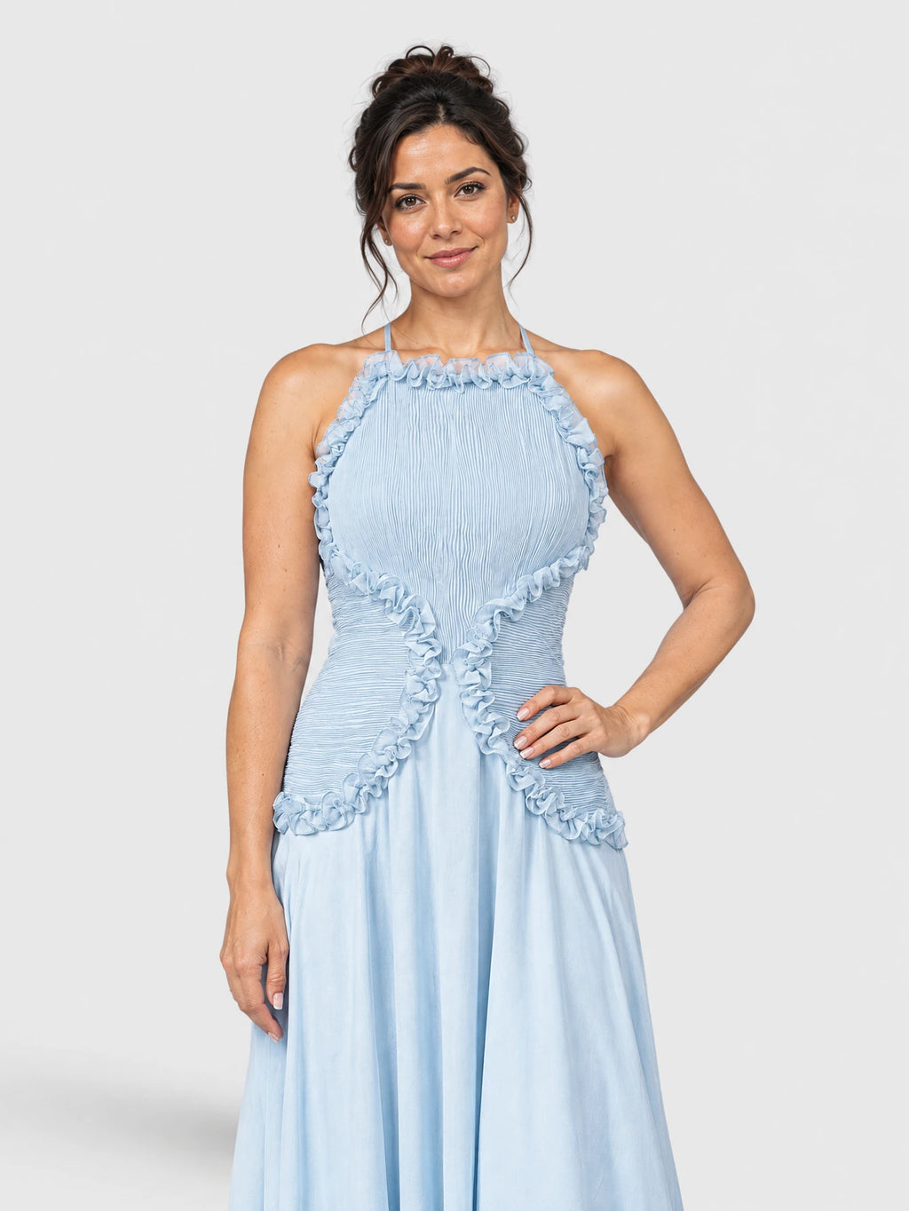 Detalhe dos babados do vestido de festa longo Tabata na cor azul serenity.