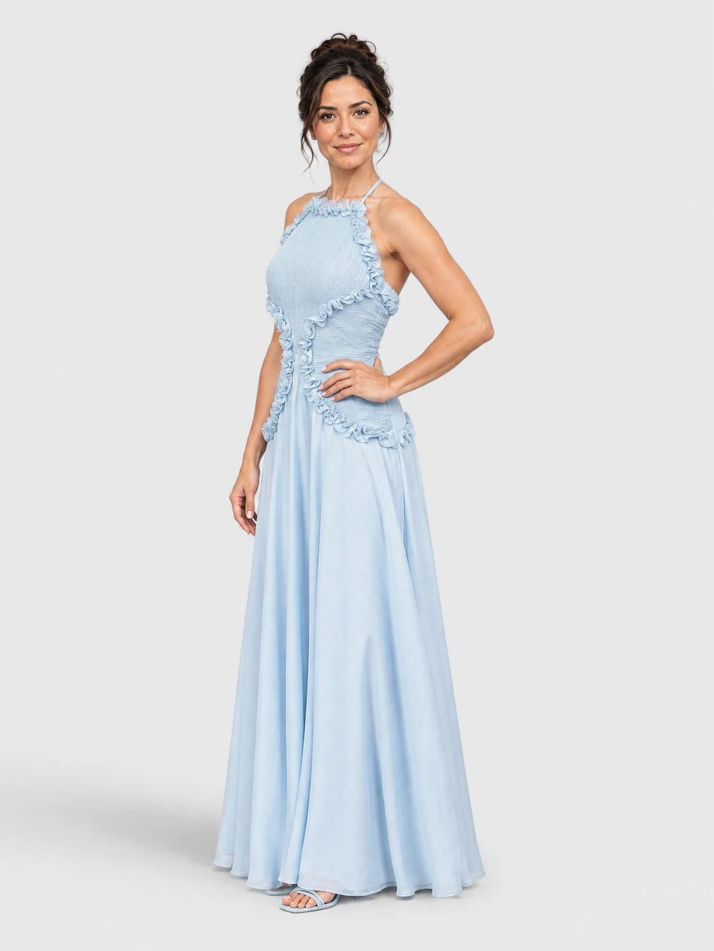 Vestido de festa longo Tabata com babados na cor azul serenity, vista lateral.