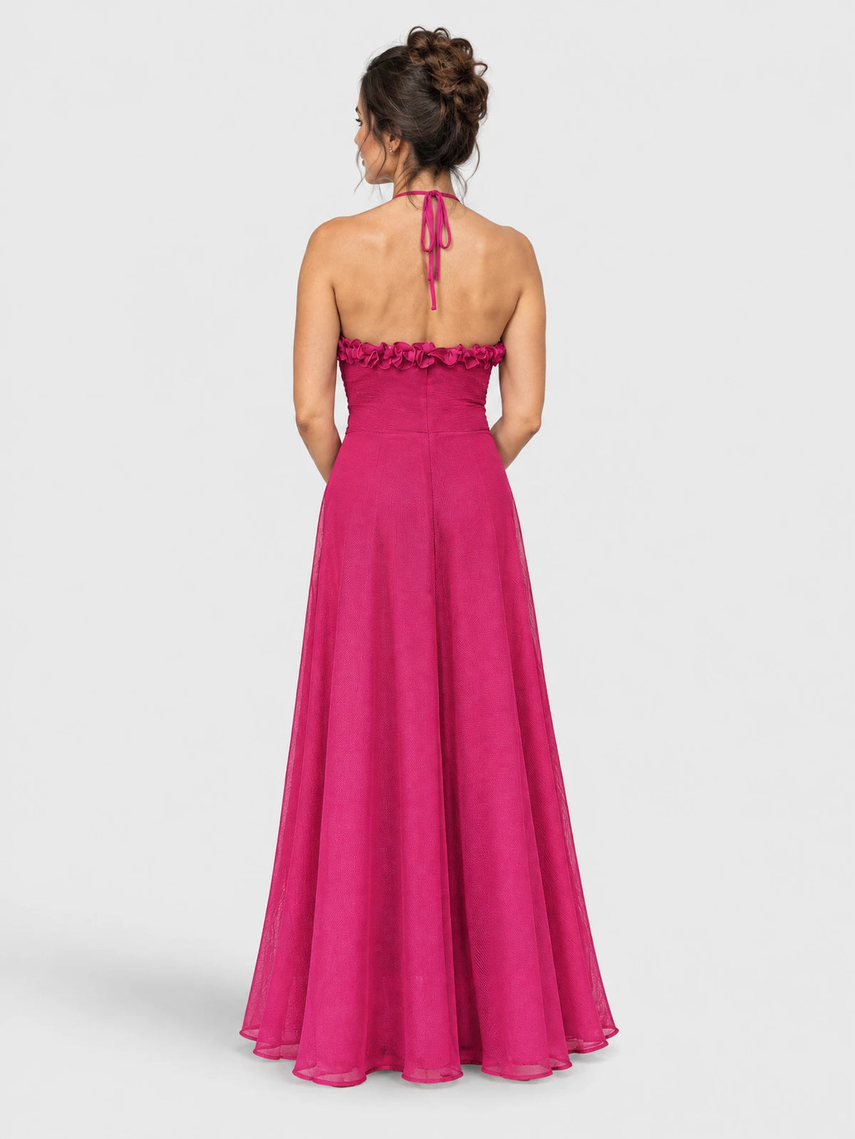 Vestido de festa longo Tabata com babados na cor pink, vista traseira.