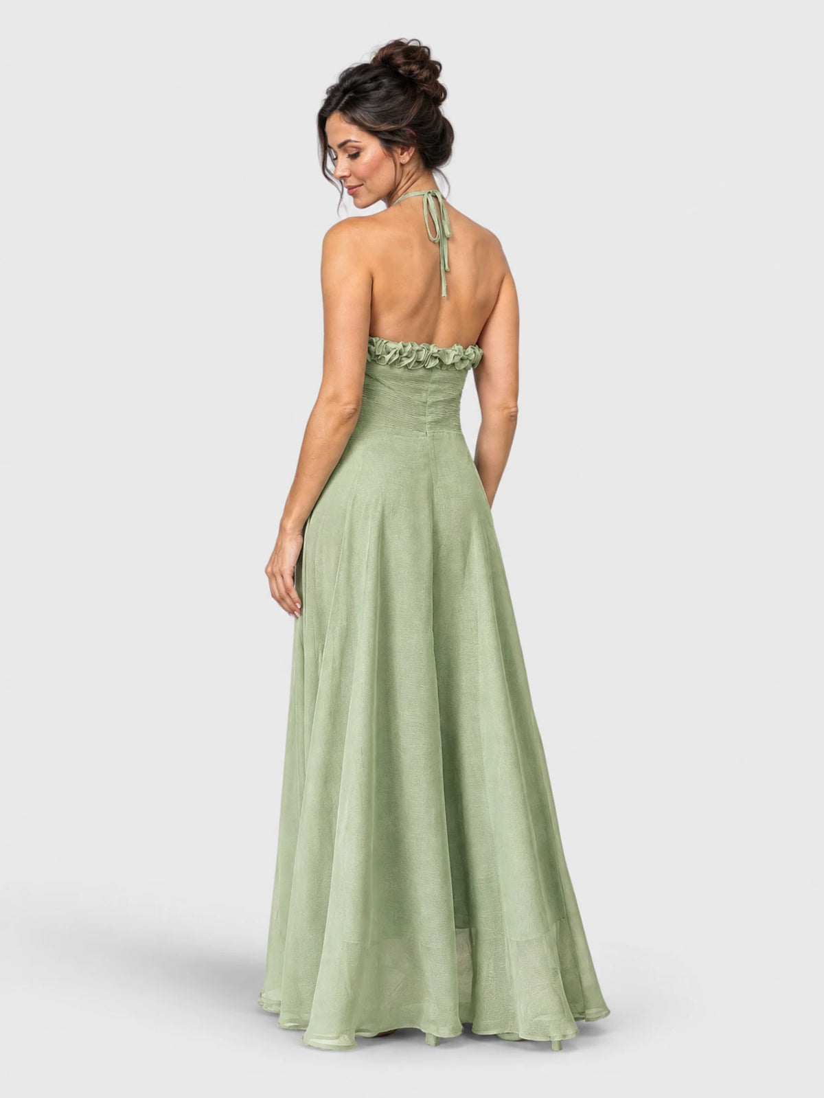 Vestido de festa longo Tabata com babados na cor verde menta, vista traseira.