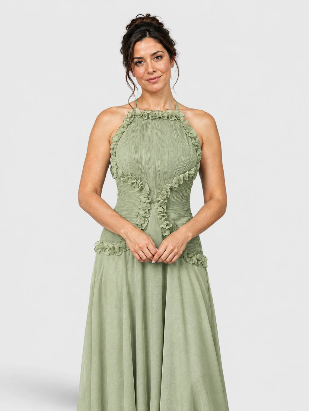 Detalhe dos babados do vestido de festa longo Tabata na cor verde menta.