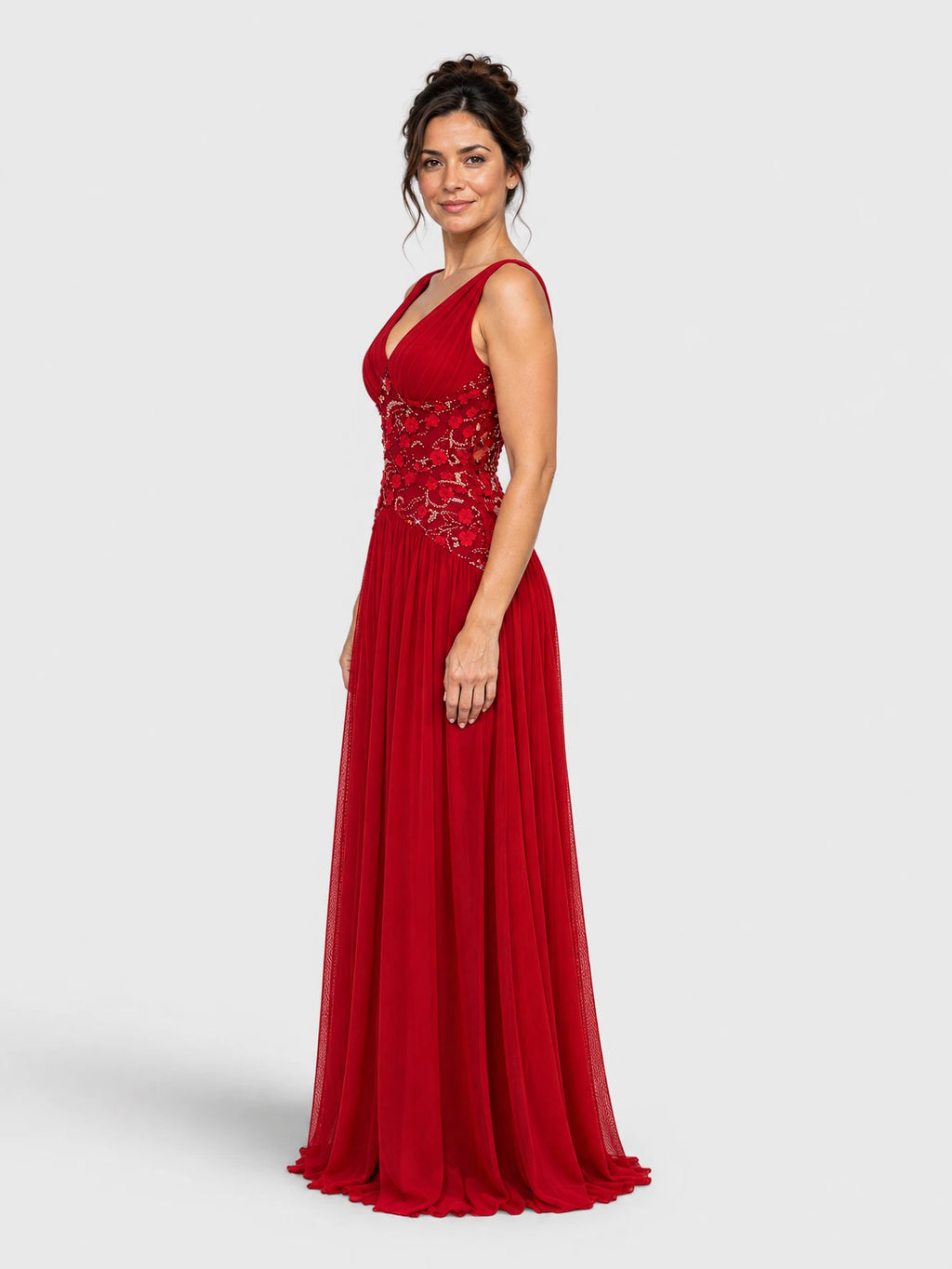 Vestido de festa longo bordado vermelho, em vista de detalhe da gola V Vitória