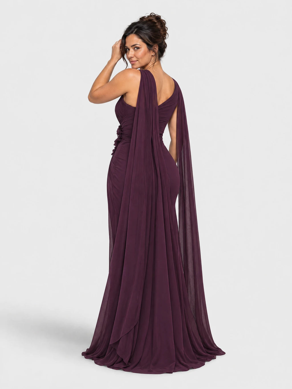 Vestido de festa longo roxo com capa e flores 3D, vista de costas.