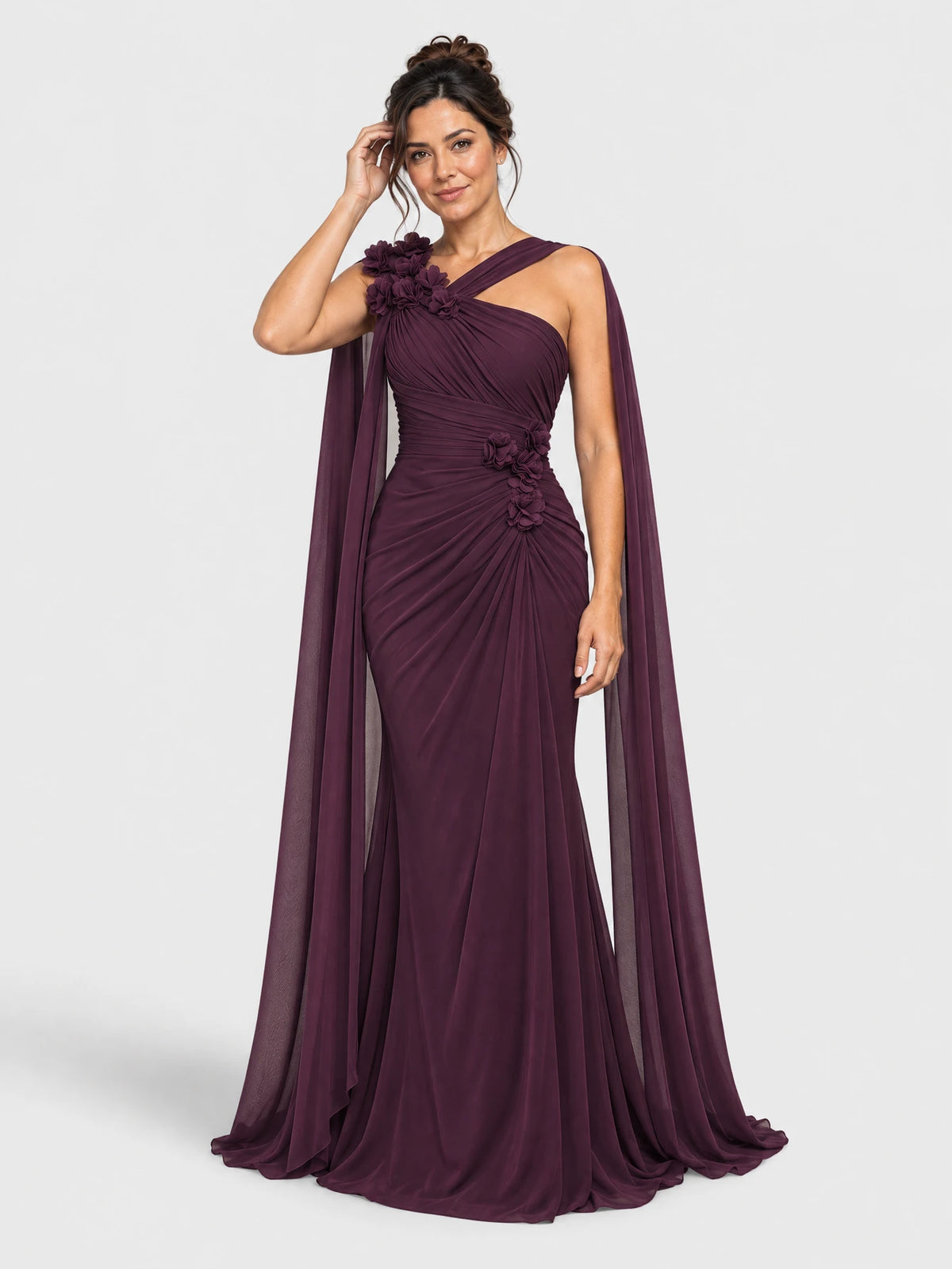Vestido de festa longo roxo com flores 3D e capa, vista de frente.