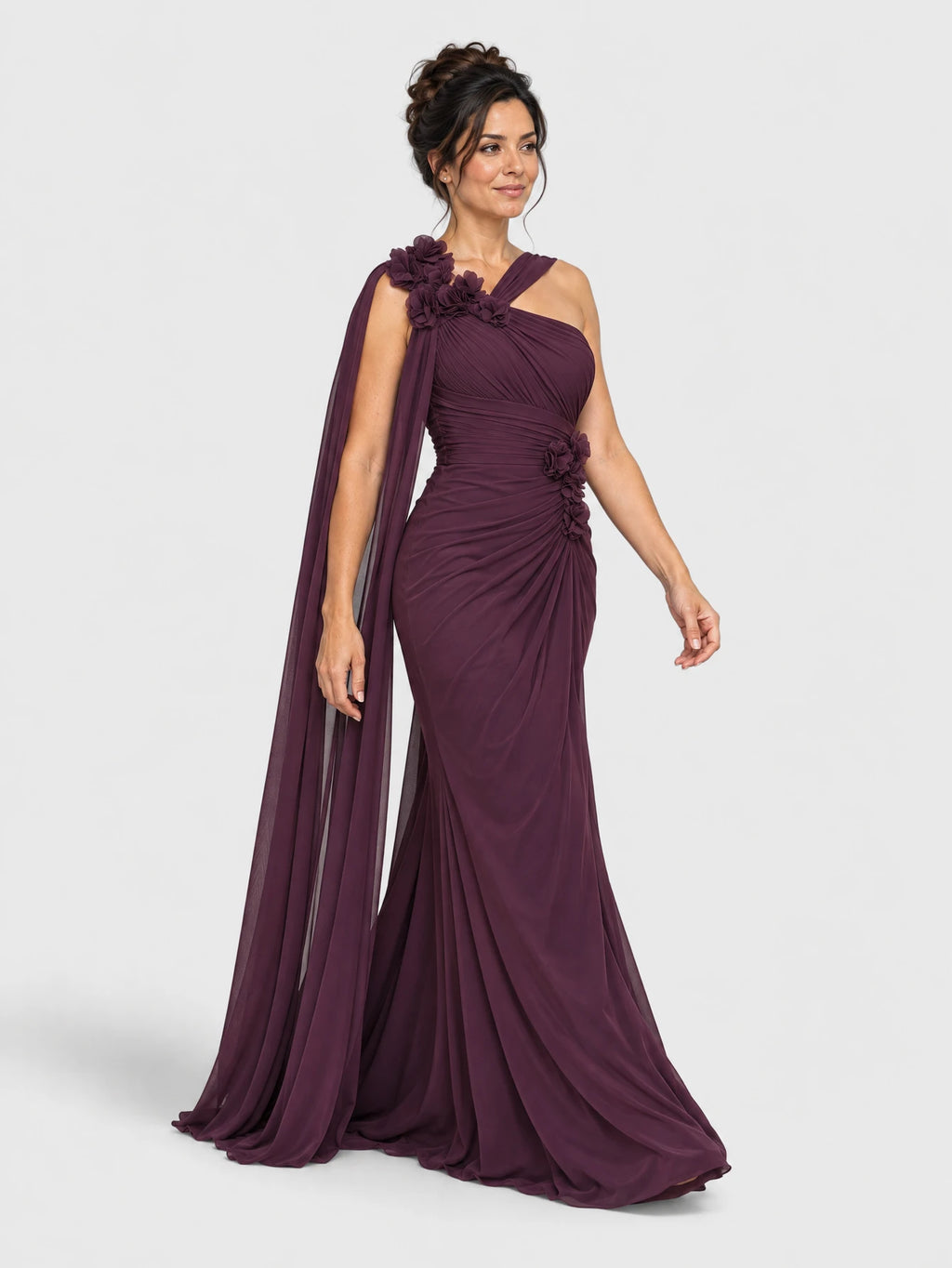 Vestido de festa longo roxo com flores 3D e capa, vista lateral.