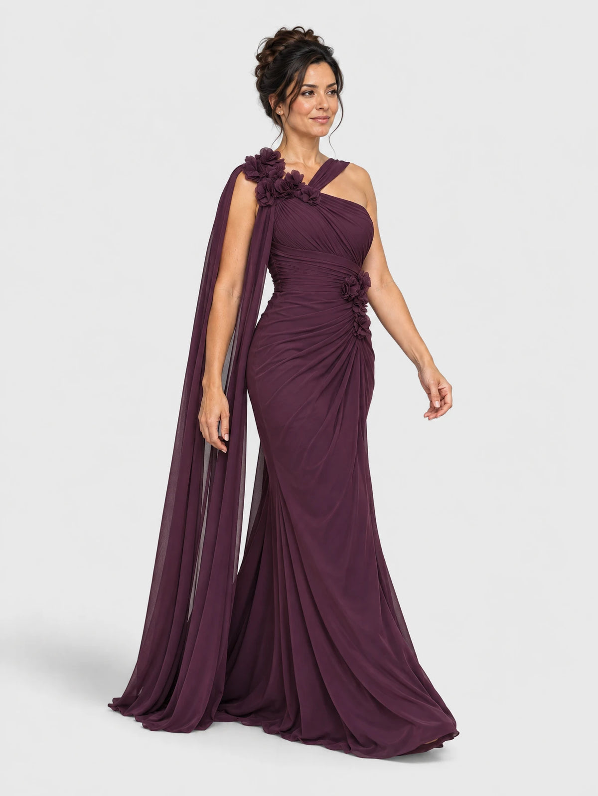 Vestido de festa longo roxo com flores 3D e capa, vista lateral.