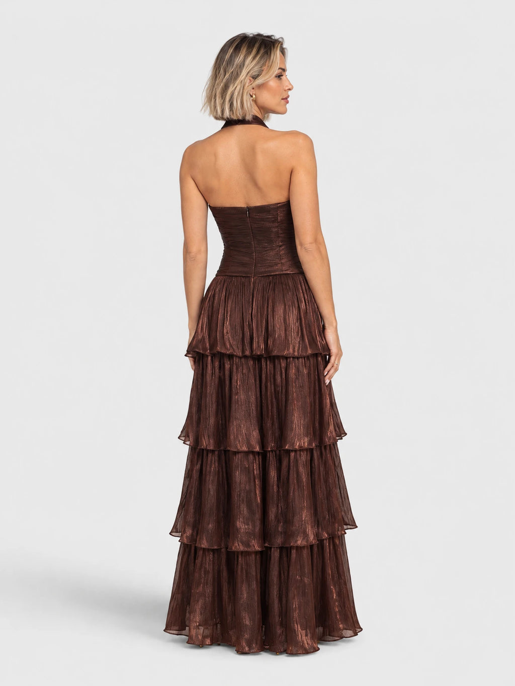 Vestido de festa longo marrom com gola halter e camadas, vista traseira