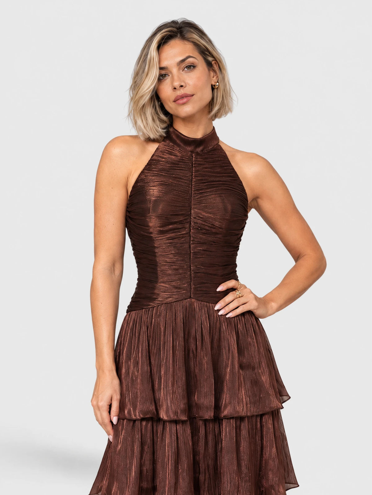 Detalhe do vestido de festa longo marrom, com gola halter e camadas