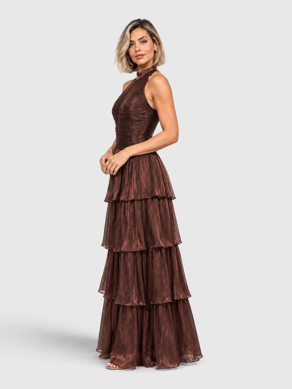 Vestido de festa longo marrom com gola halter e camadas, vista lateral