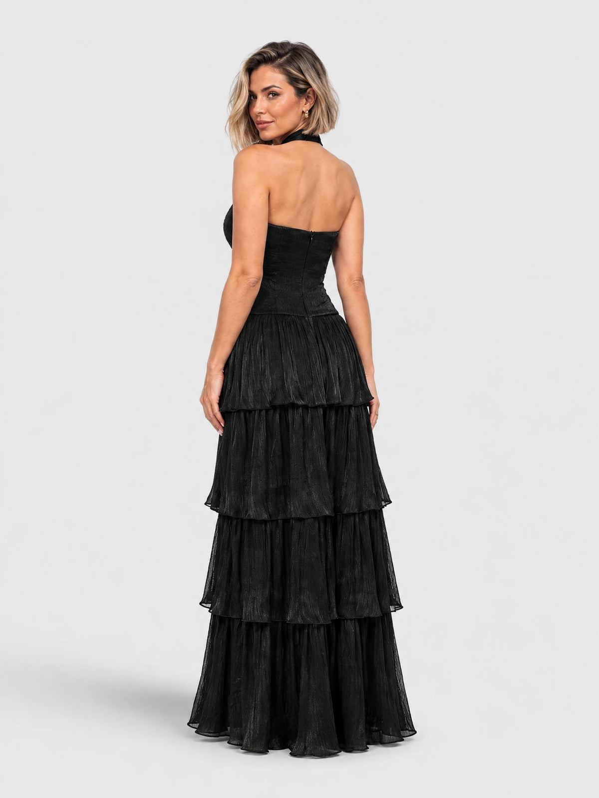 Vestido de festa longo preto com gola halter e camadas, vista traseira