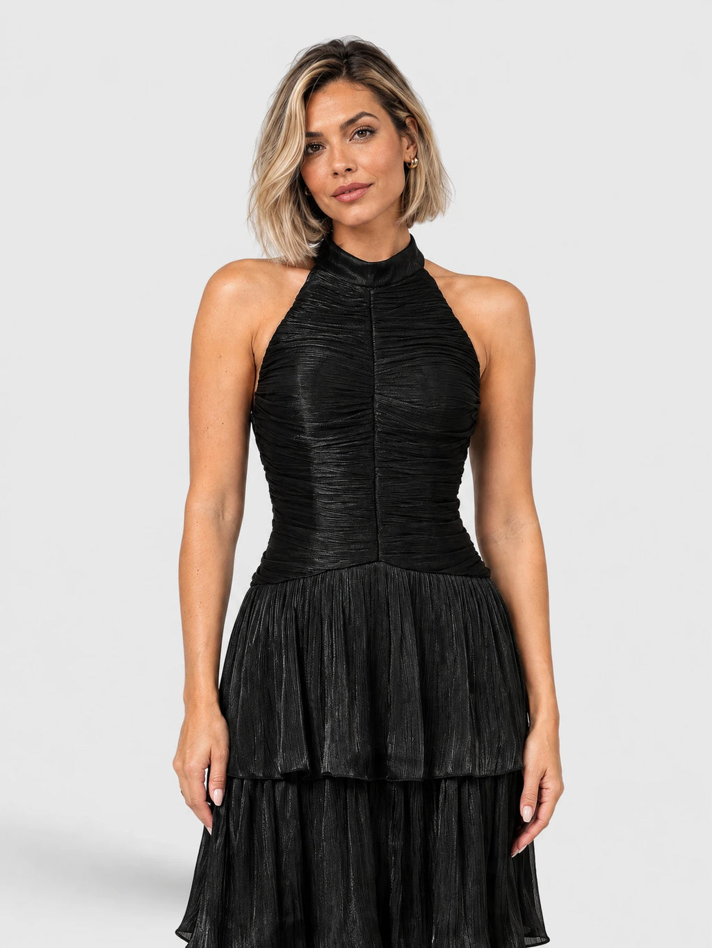 Detalhe do vestido de festa longo preto, com gola halter e camadas