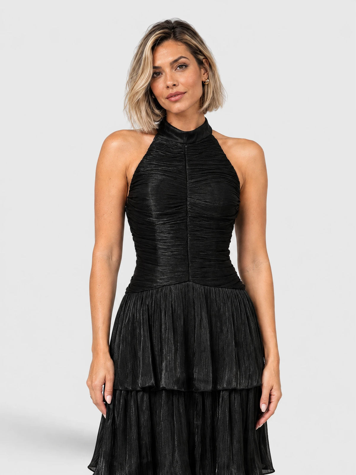 Detalhe do vestido de festa longo preto, com gola halter e camadas