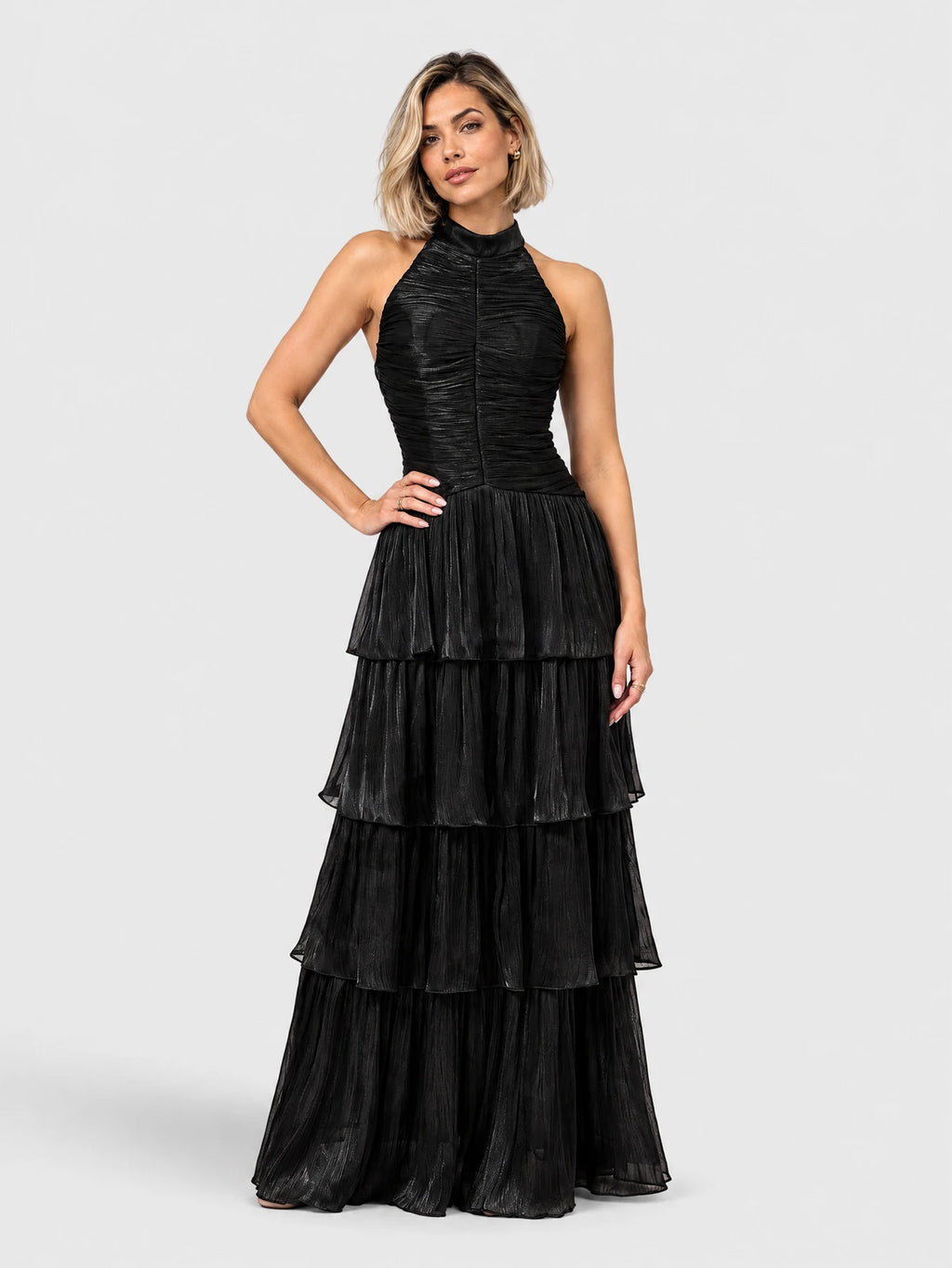 Vestido de festa longo preto com gola halter e camadas, vista frontal