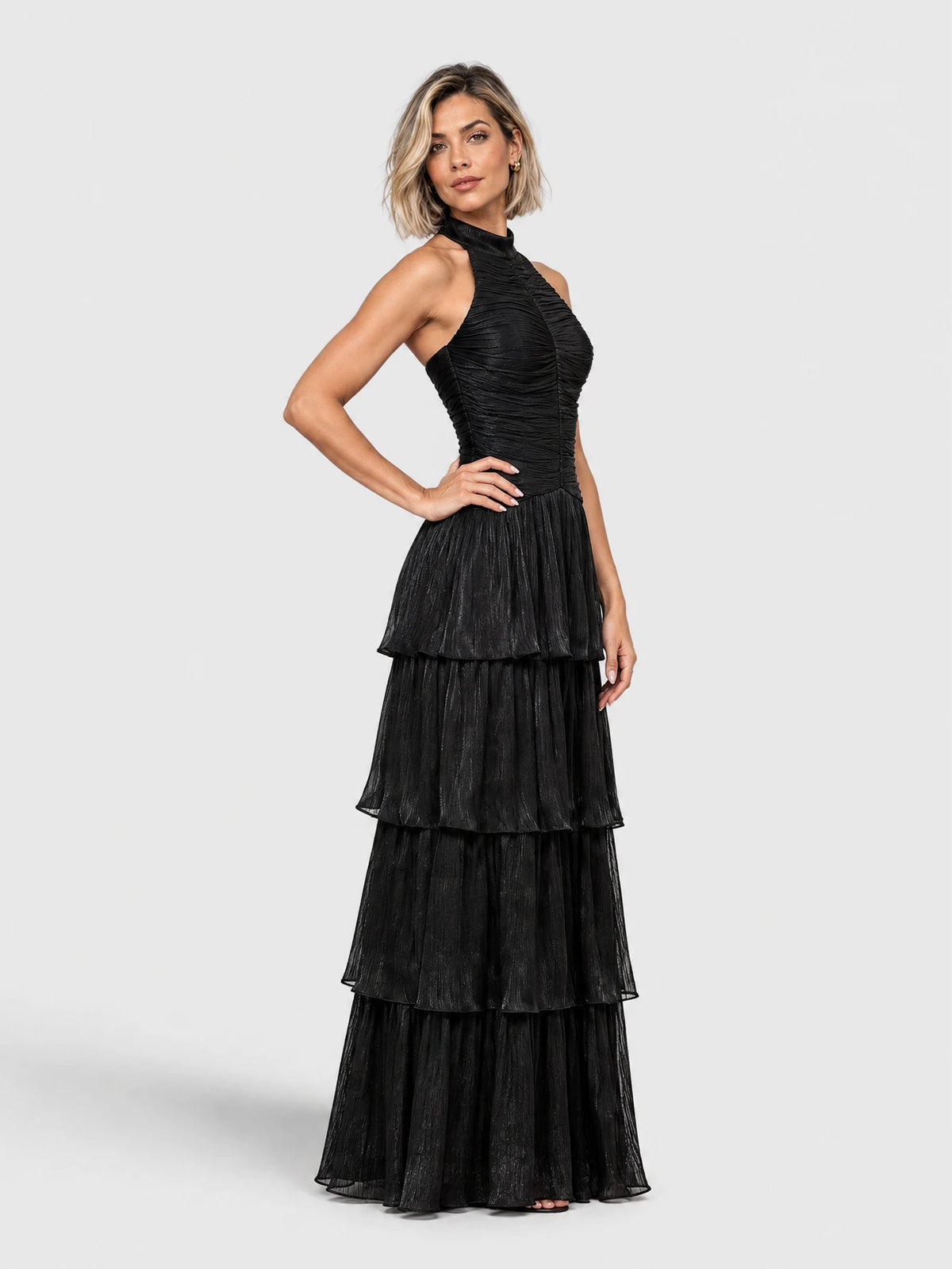 Vestido de festa longo preto com gola halter e camadas, vista lateral