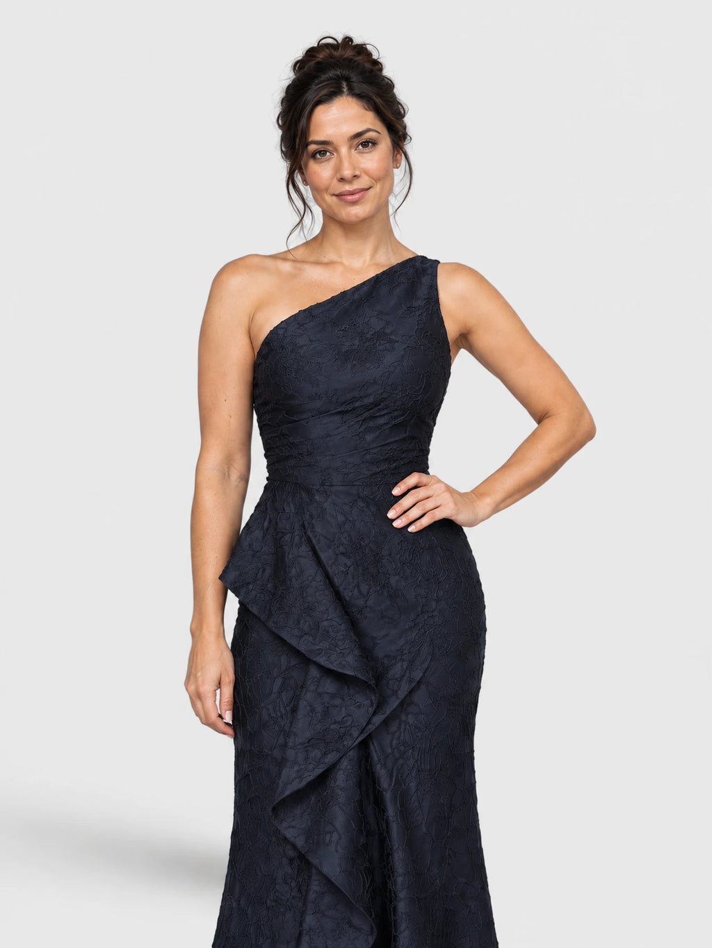 Detalhe do relevo floral no vestido de festa longo azul-marinho de zibeline.