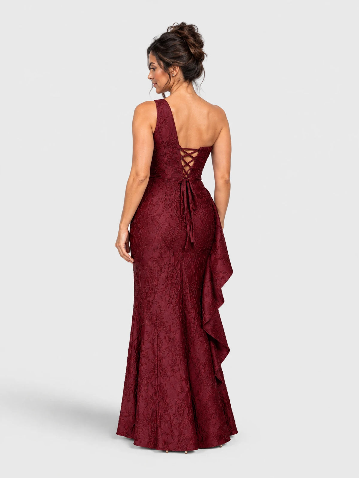 Vestido de festa longo marsala, sem mangas e com relevo floral em zibeline, visto de costas