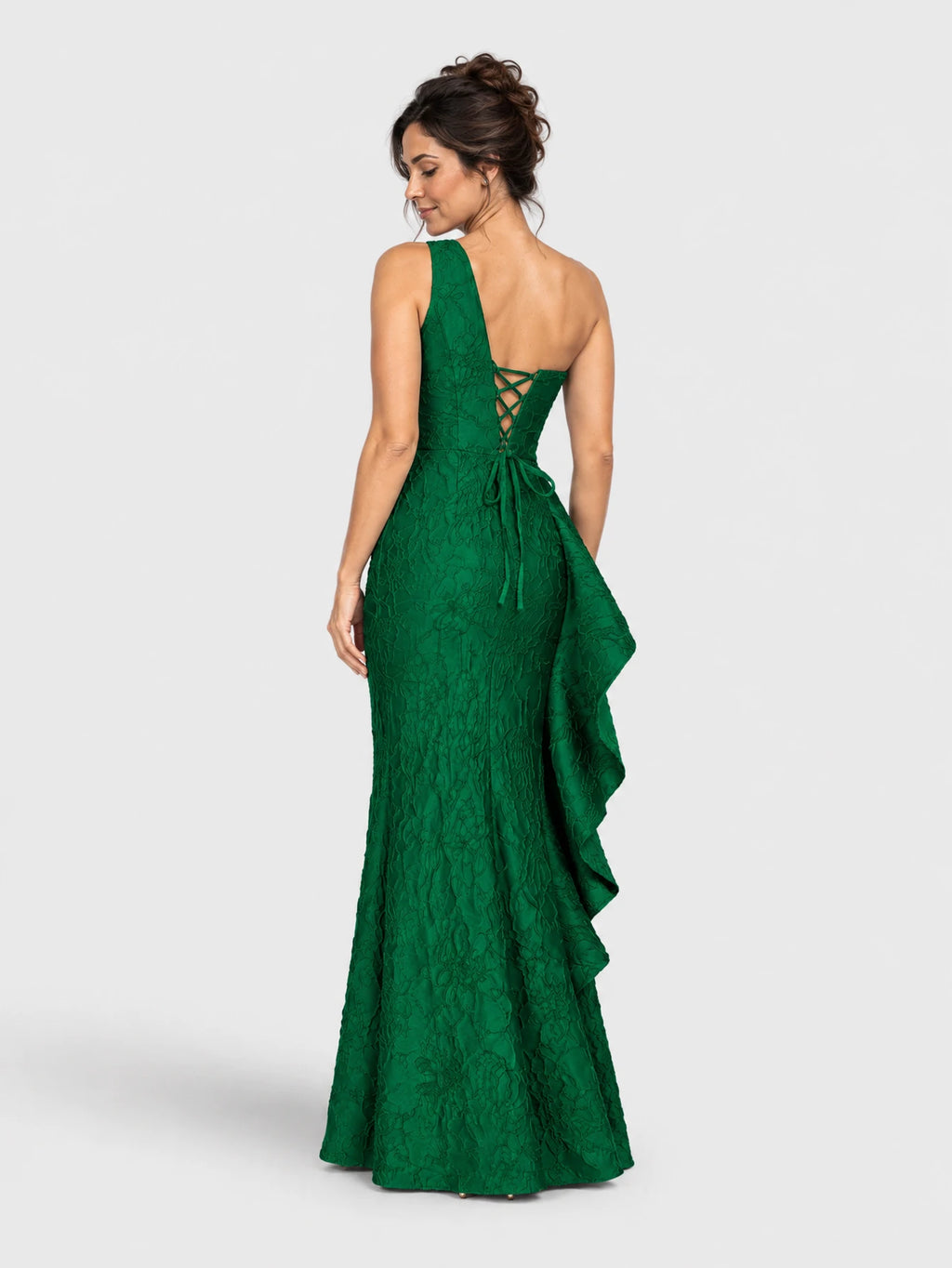 Vestido de festa longo verde, sem mangas, em zibeline floral com relevo, visto por trás.