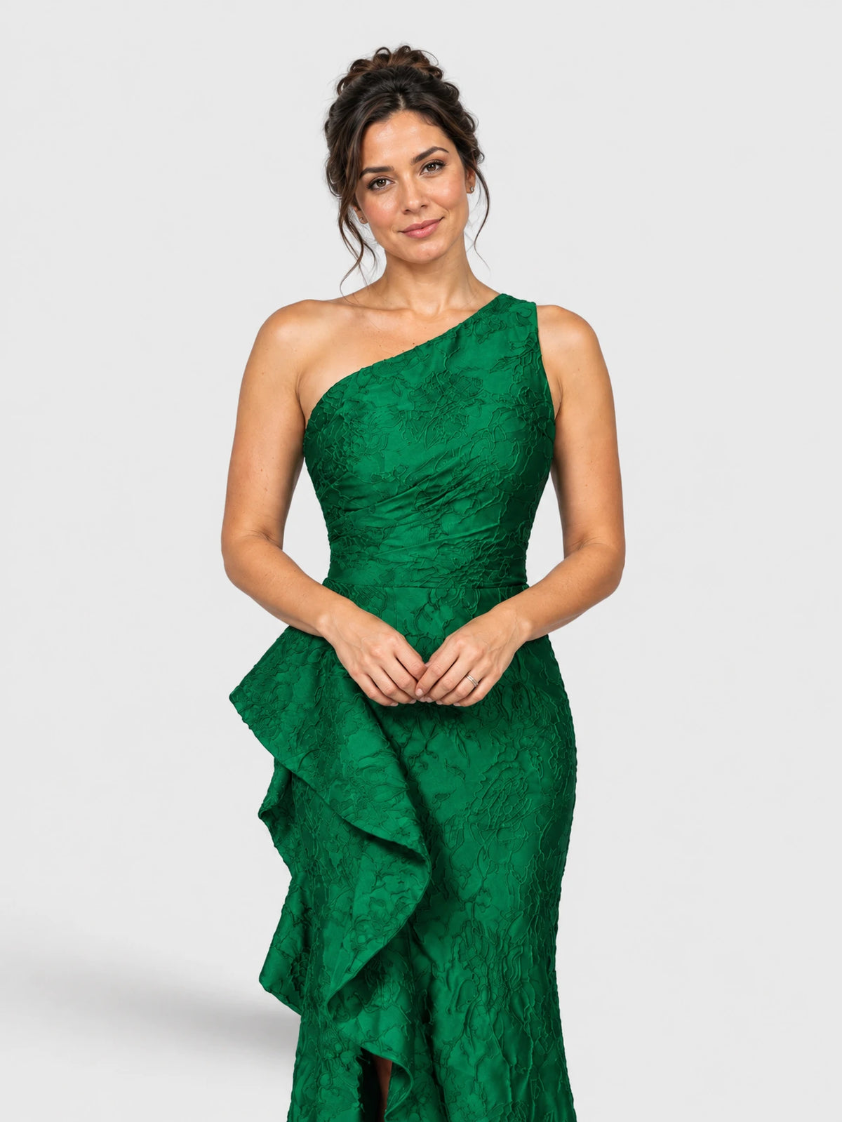Detalhe do relevo floral no vestido de festa longo verde de zibeline.