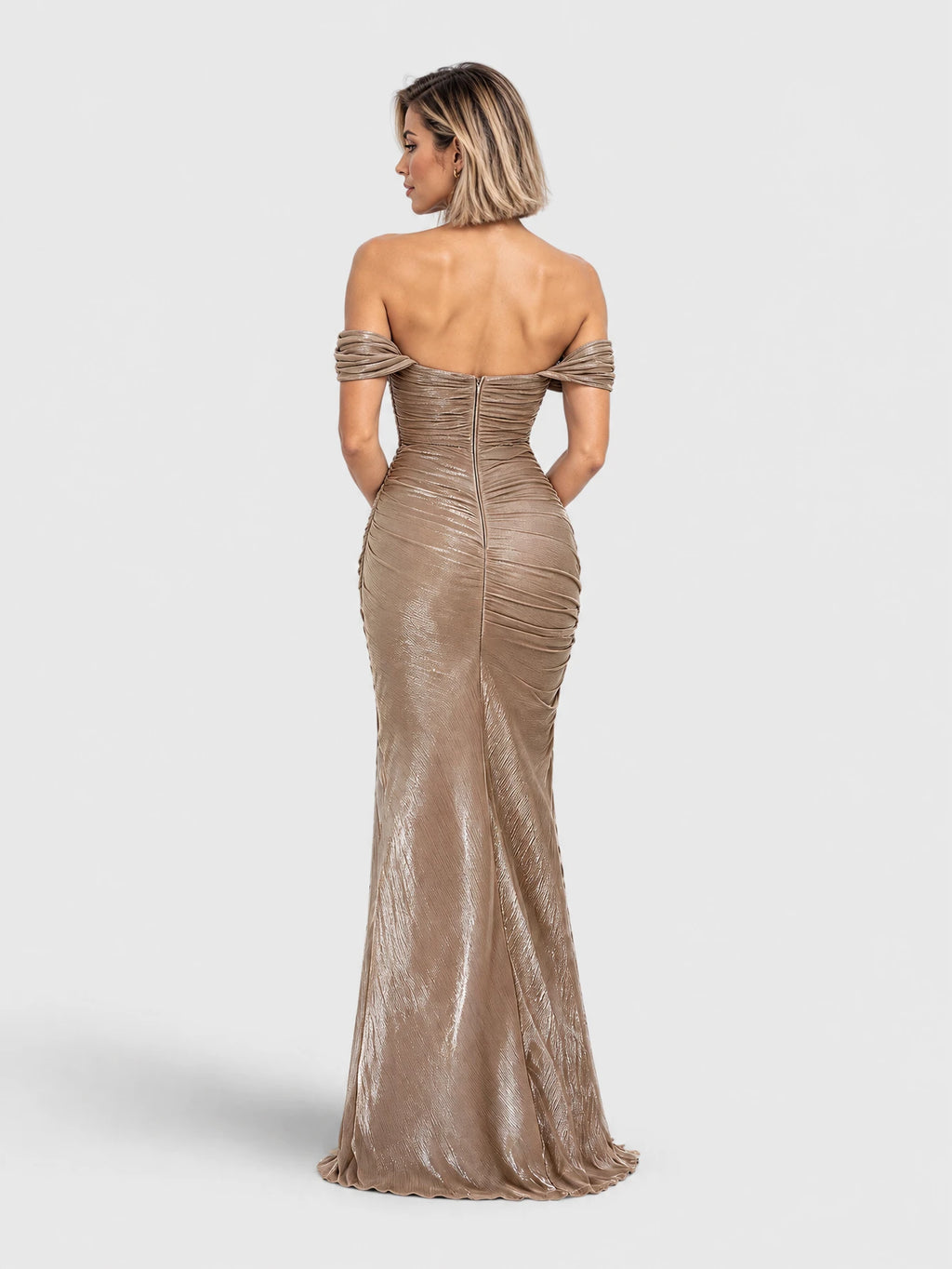 Vestido de festa longo plissado Itália marrom, vista das costas e do caimento.
