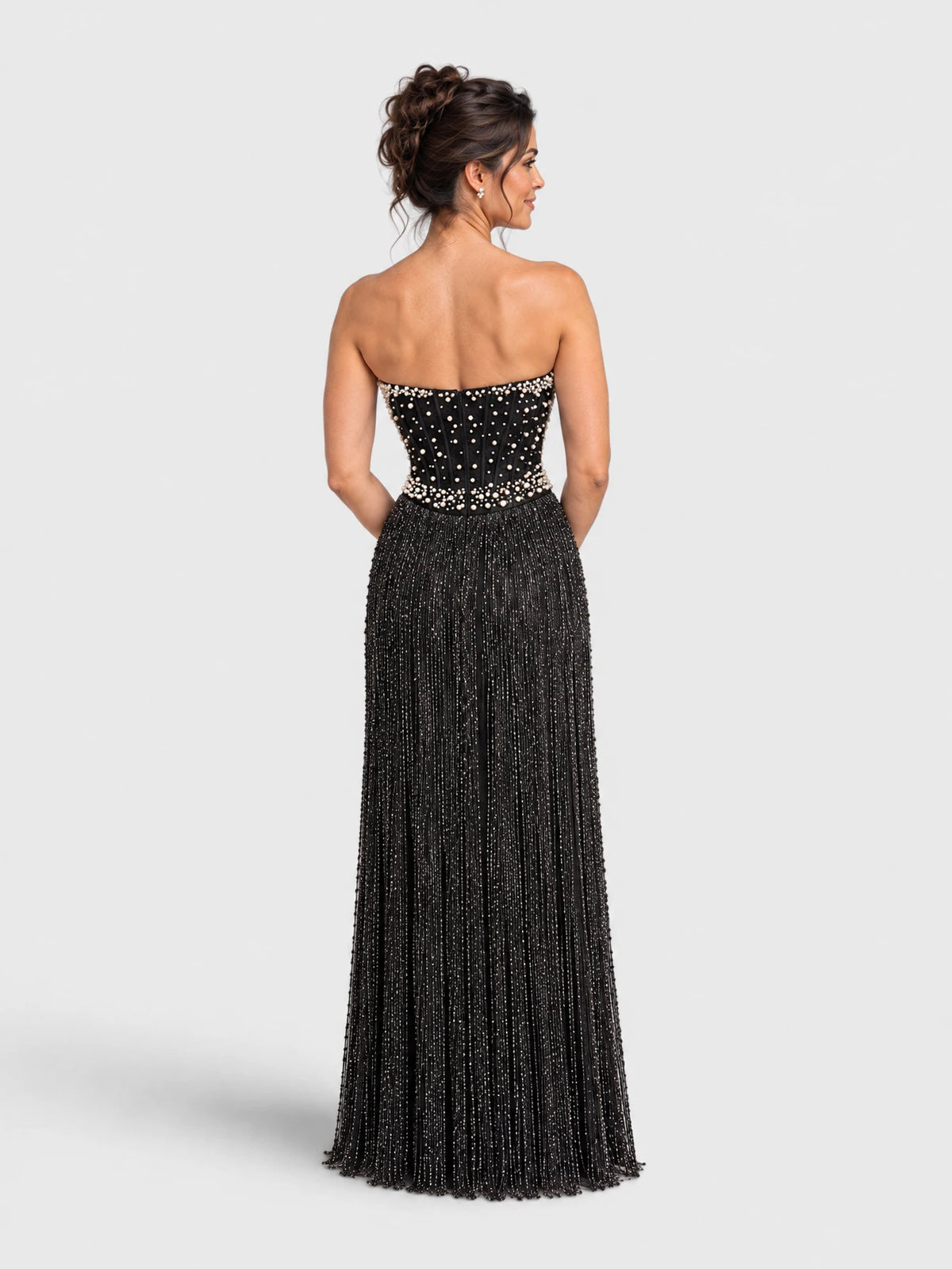 Vestido de festa longo preto tomara que caia, bordado com pérolas, visto de costas.