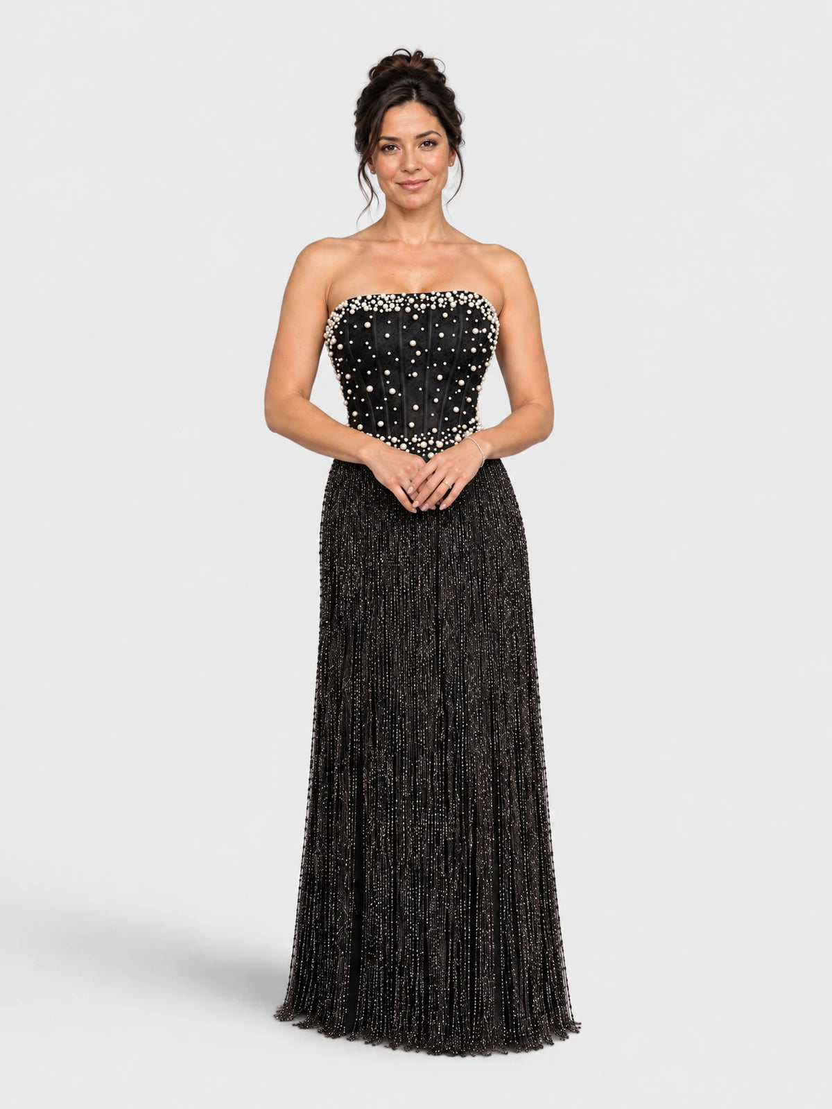 Vestido de festa longo preto tomara que caia, bordado com pérolas, visto de frente.