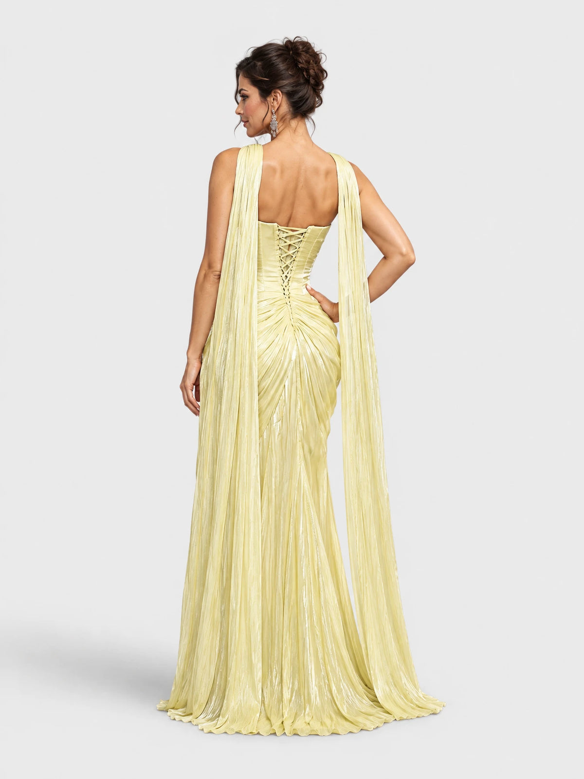 Parte de trás do vestido amarelo longo de festa, tomara que caia e com echarpe metalizada.