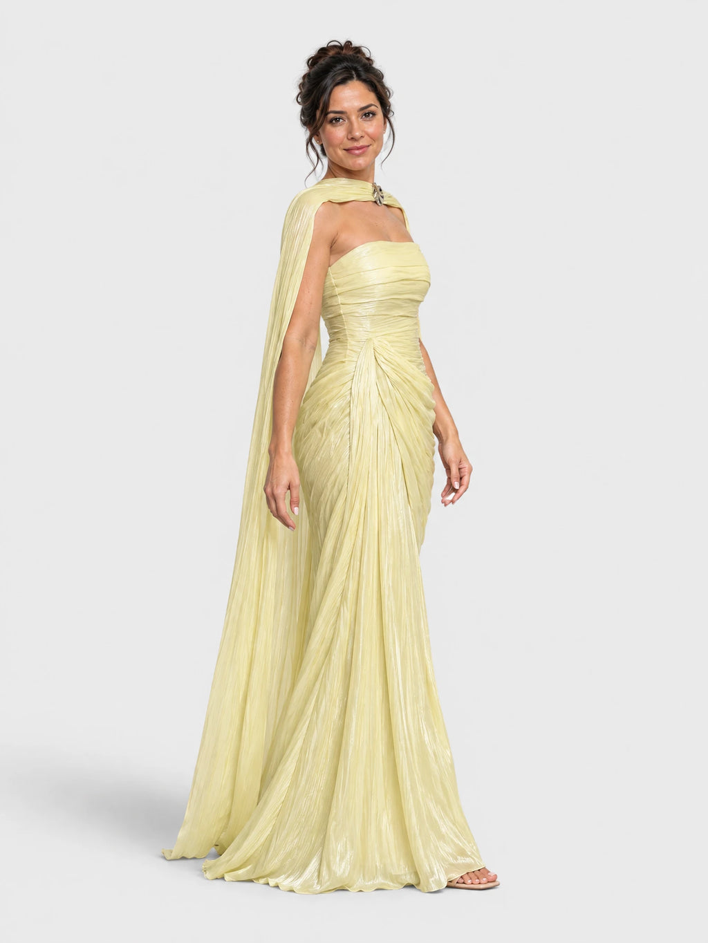 Vestido amarelo longo tomara que caia visto de lado, com drapeado e echarpe metalizada.