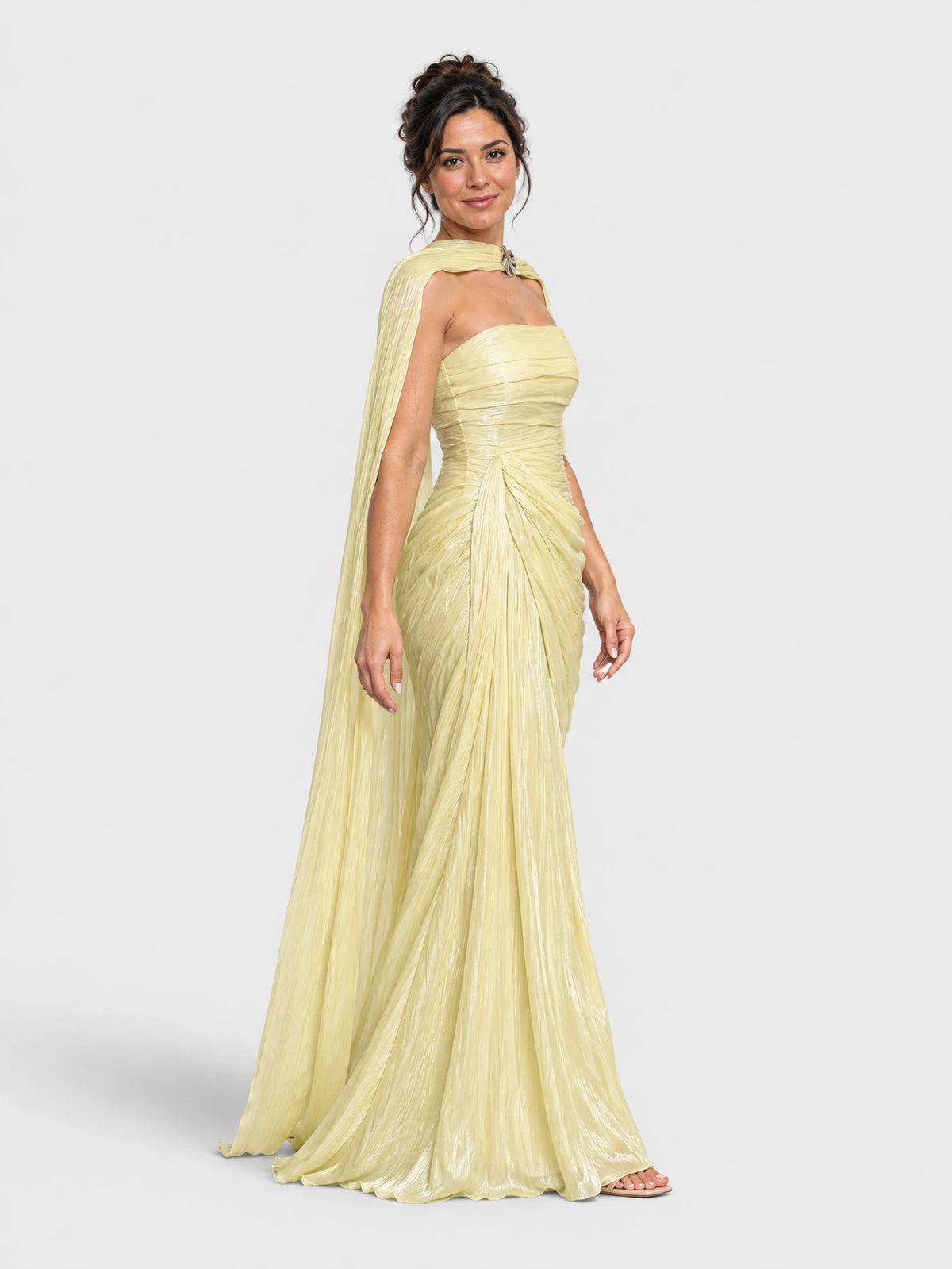 Vestido amarelo longo tomara que caia visto de lado, com drapeado e echarpe metalizada.