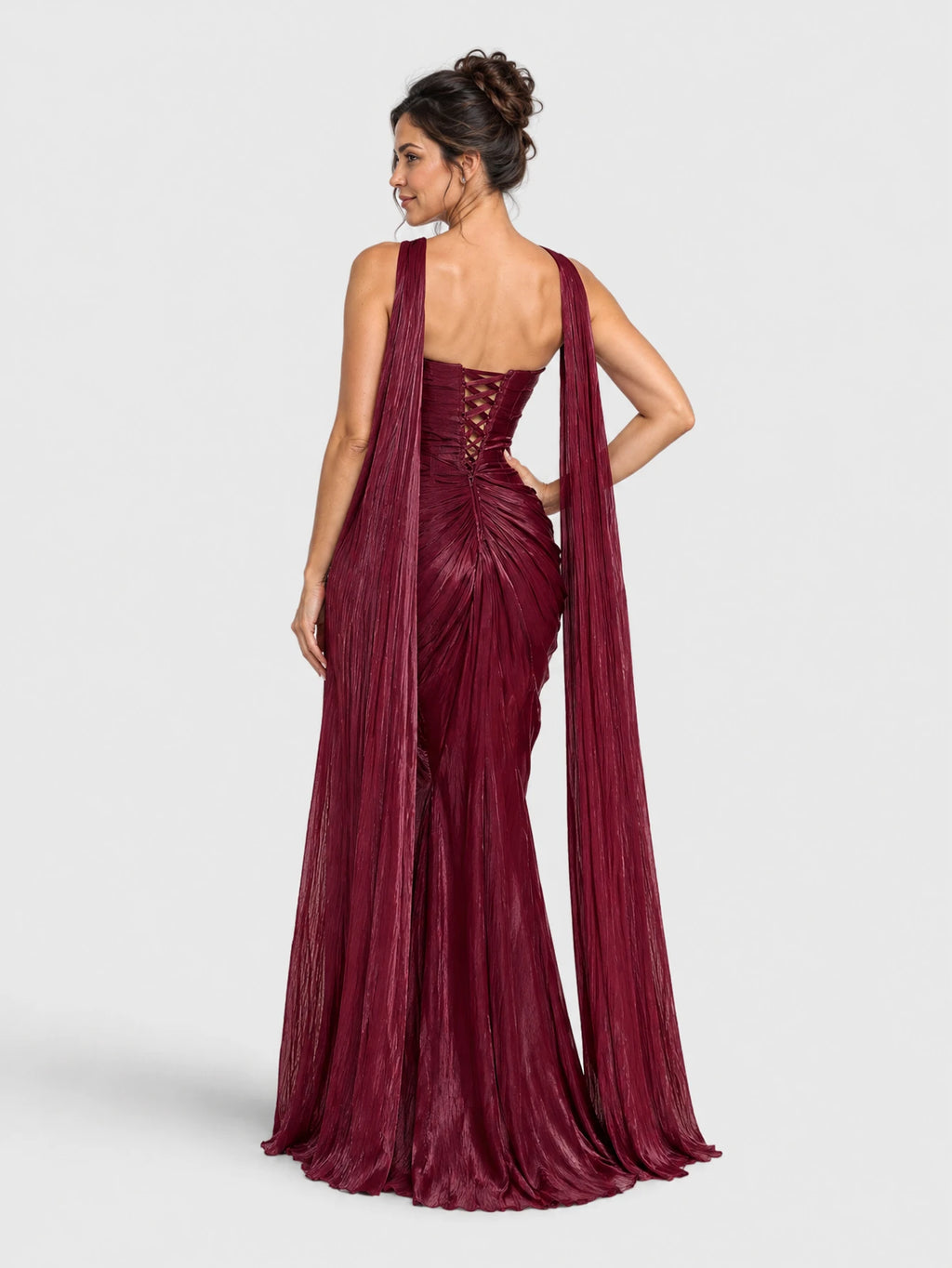 Parte de trás do vestido longo marsala tomara que caia, com drapeado e echarpe metalizada.