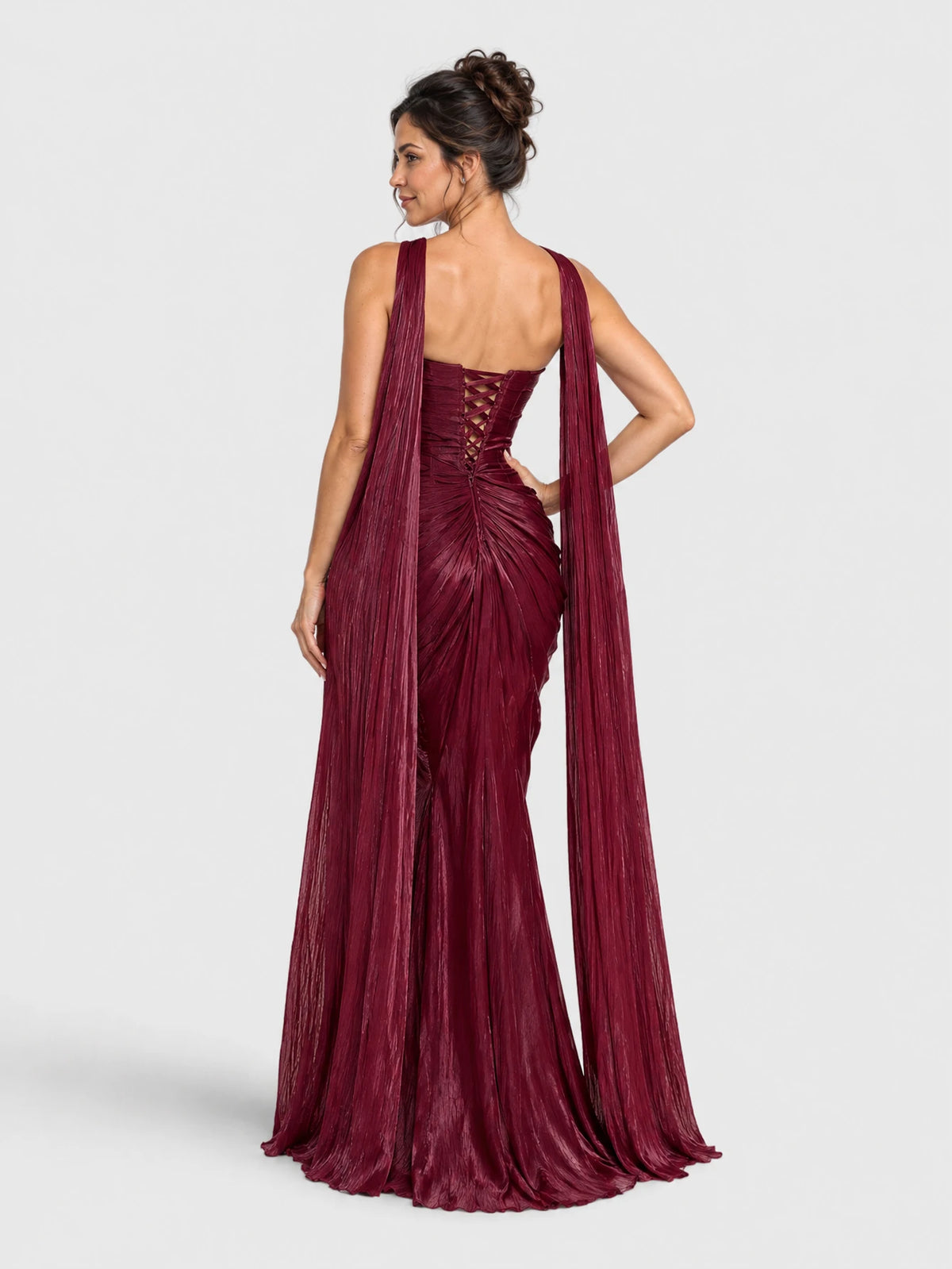 Parte de trás do vestido longo marsala tomara que caia, com drapeado e echarpe metalizada.