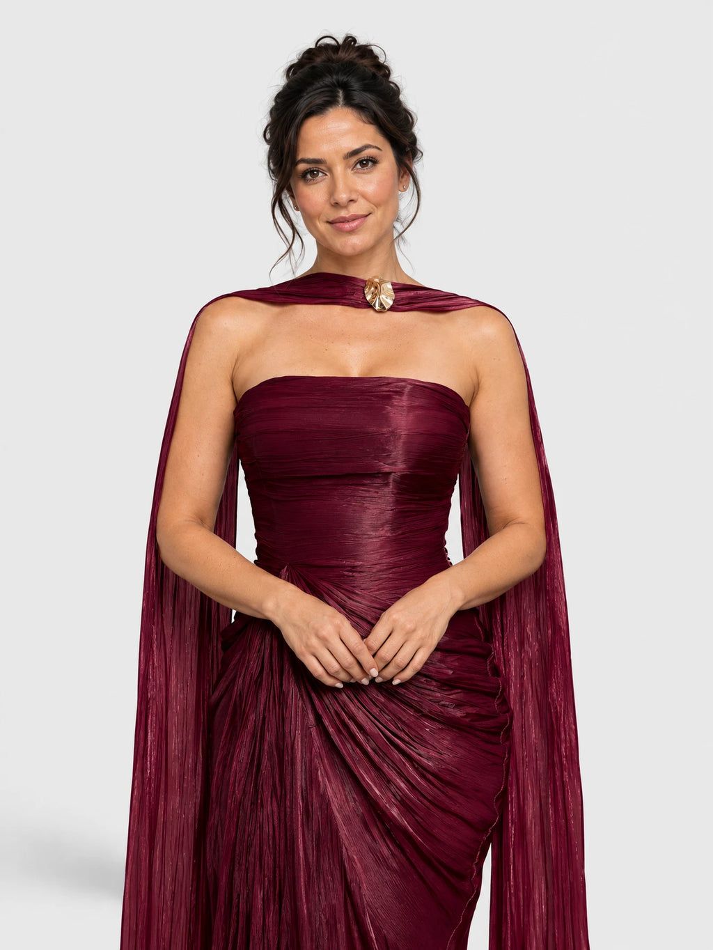 Detalhe do drapeado e da echarpe metalizada no vestido de festa longo marsala.