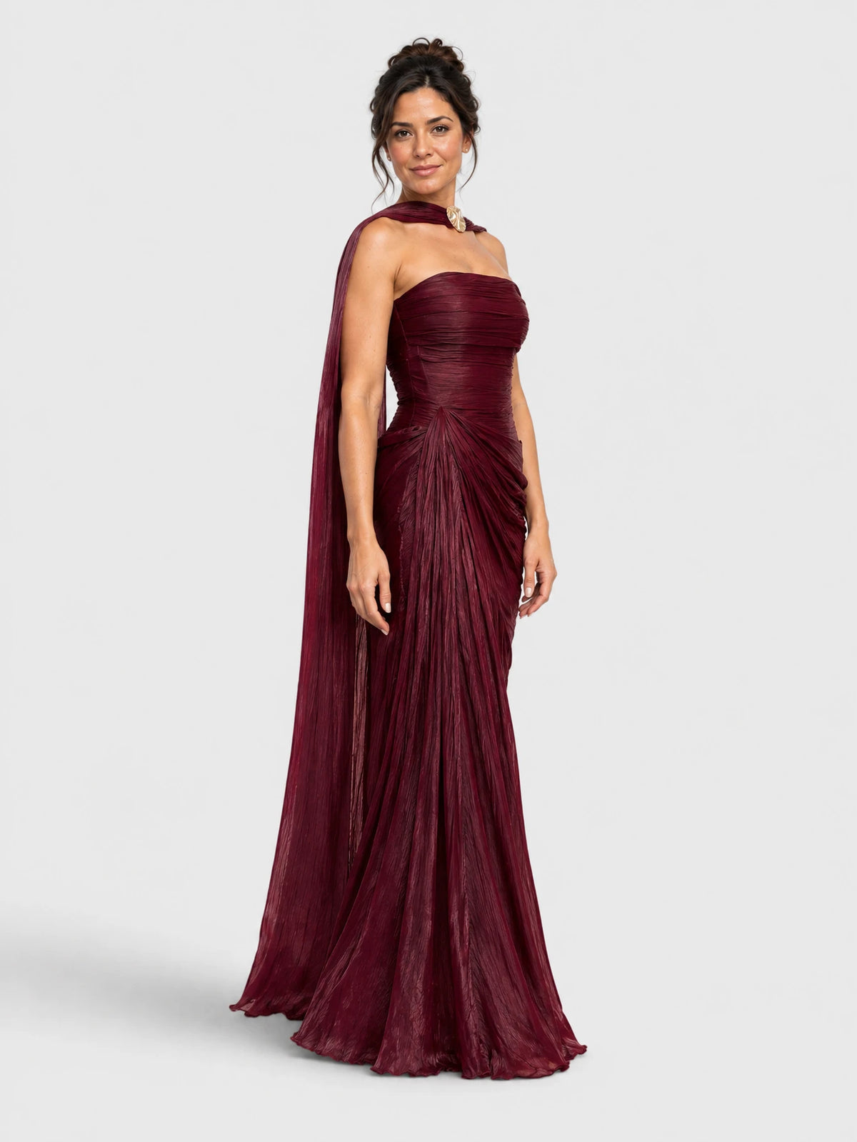 Vestido de festa marsala longo e drapeado, tomara que caia, visto de lado com echarpe metalizada.