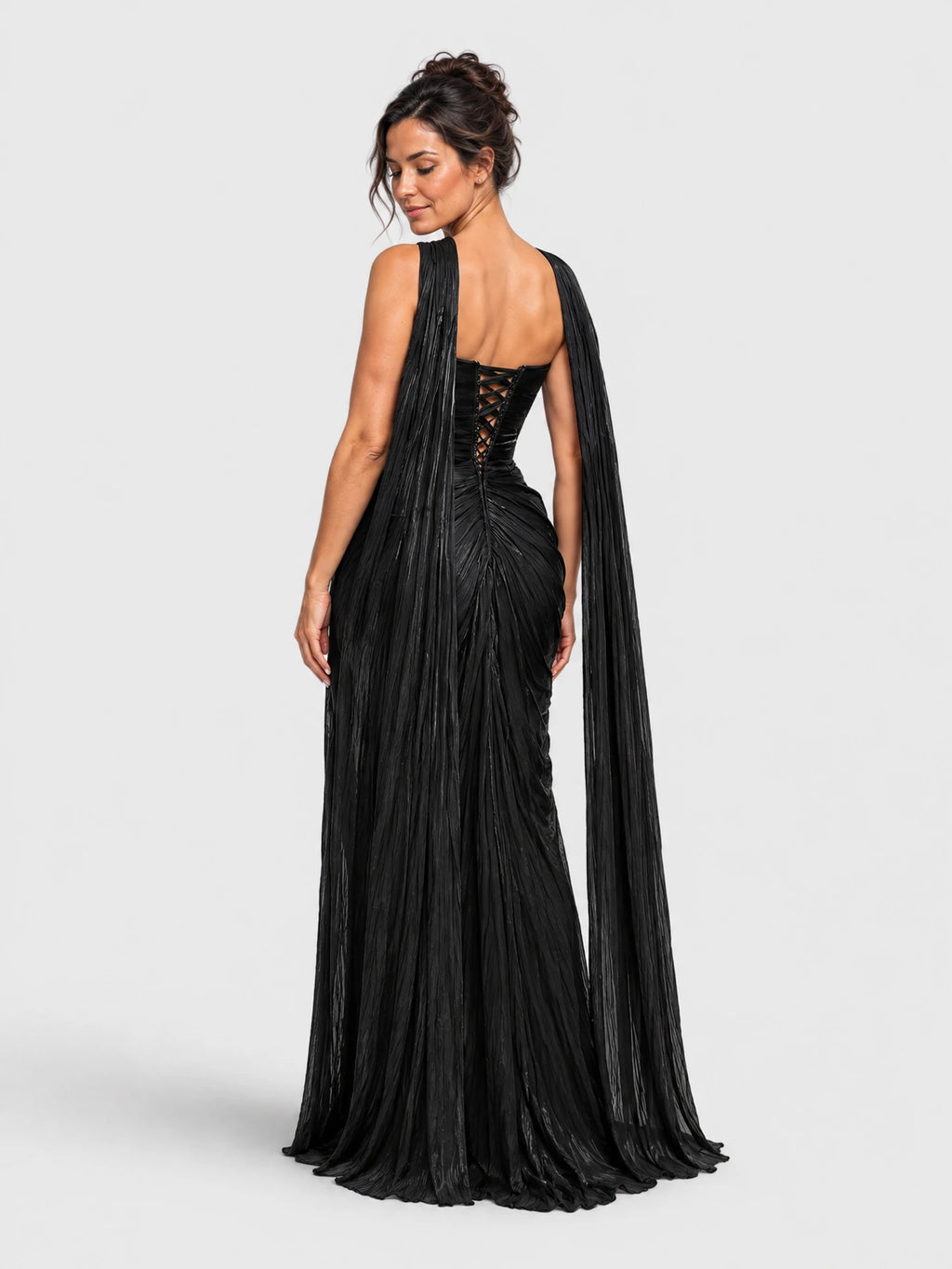 Vestido preto longo de festa visto por trás, com drapeado e echarpe metalizada.