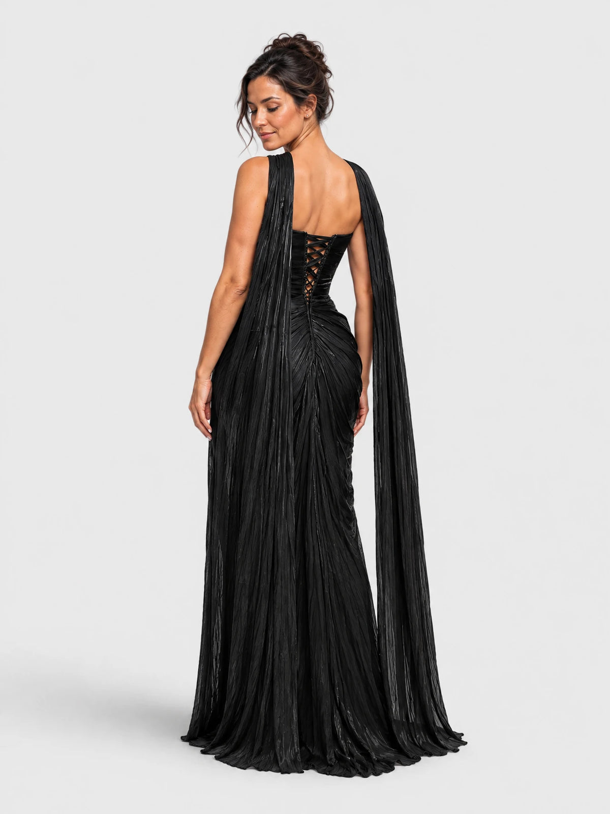Vestido preto longo de festa visto por trás, com drapeado e echarpe metalizada.