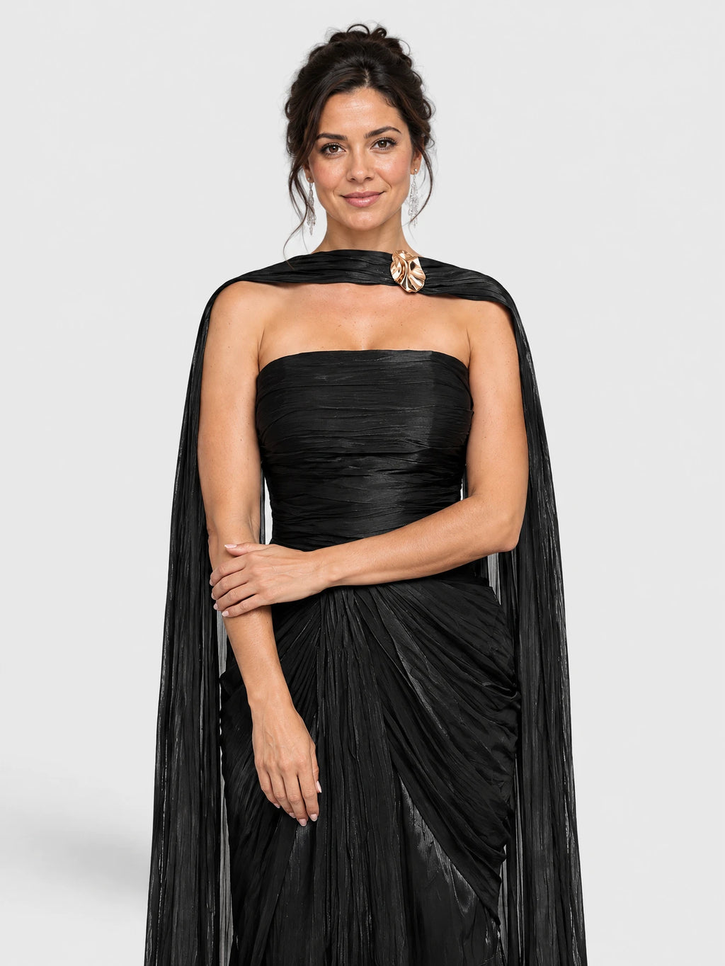 Detalhe do drapeado e da echarpe metalizada no vestido tomara que caia preto.