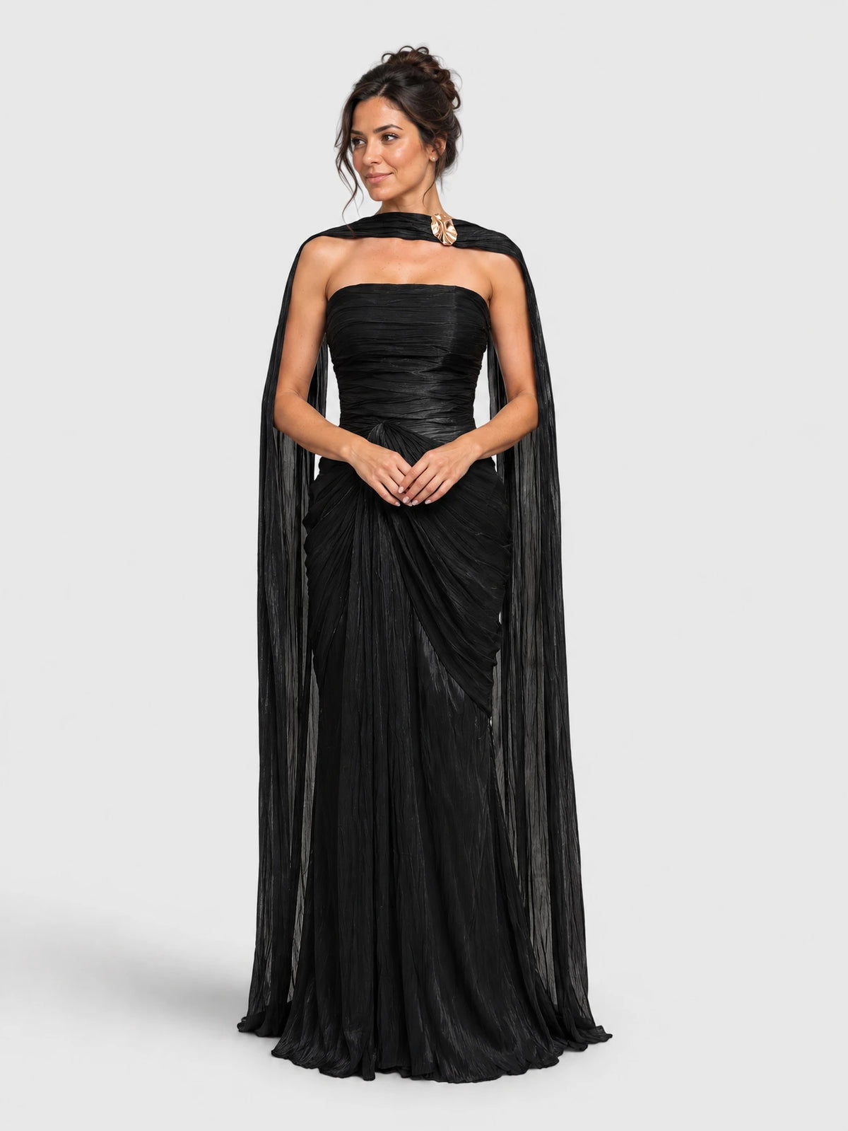 Vestido de festa preto longo, drapeado e tomara que caia, com echarpe metalizada, vista frontal.