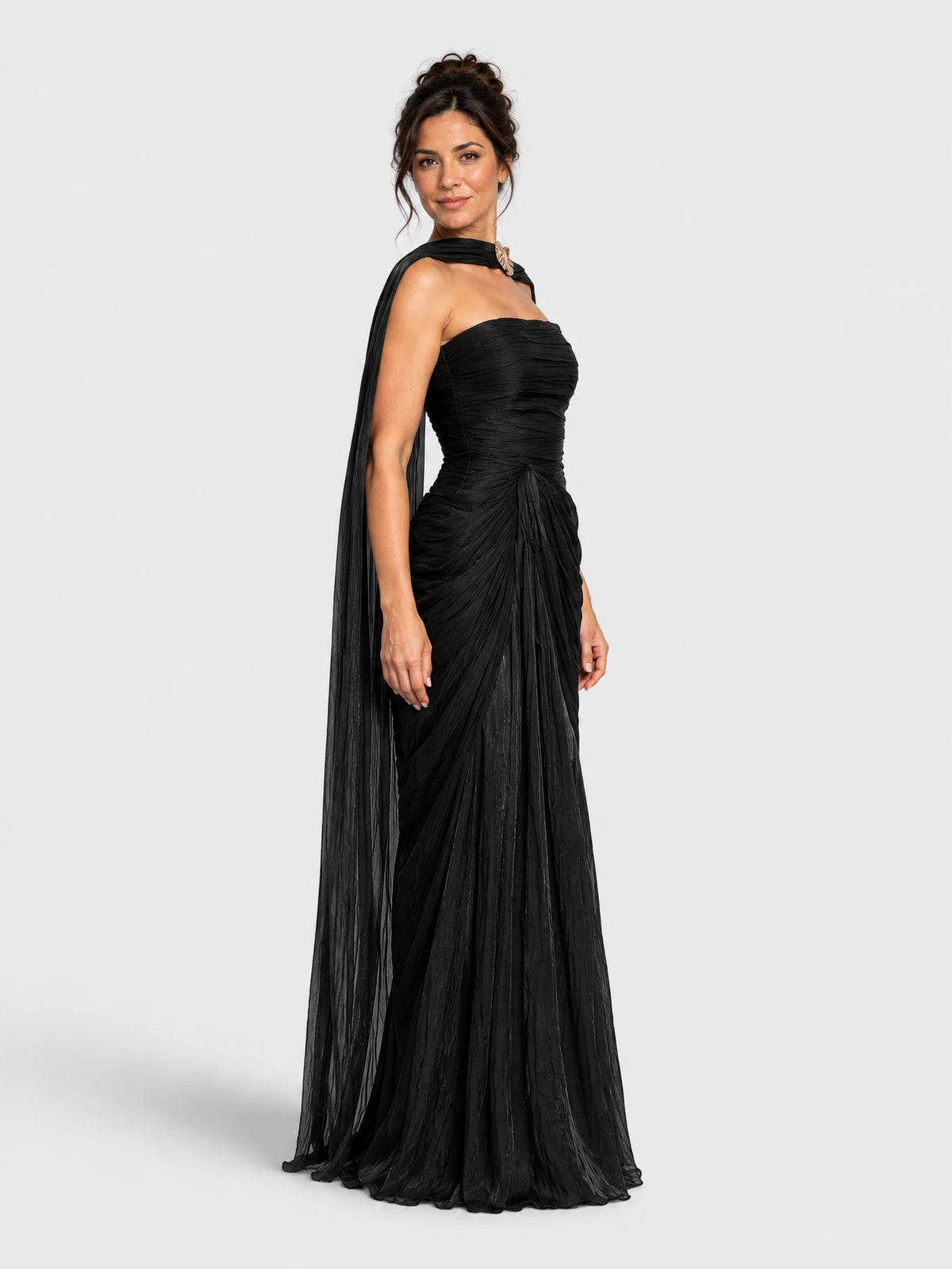 Vista de lado do vestido longo preto de festa, tomara que caia, com drapeado e echarpe metalizada.