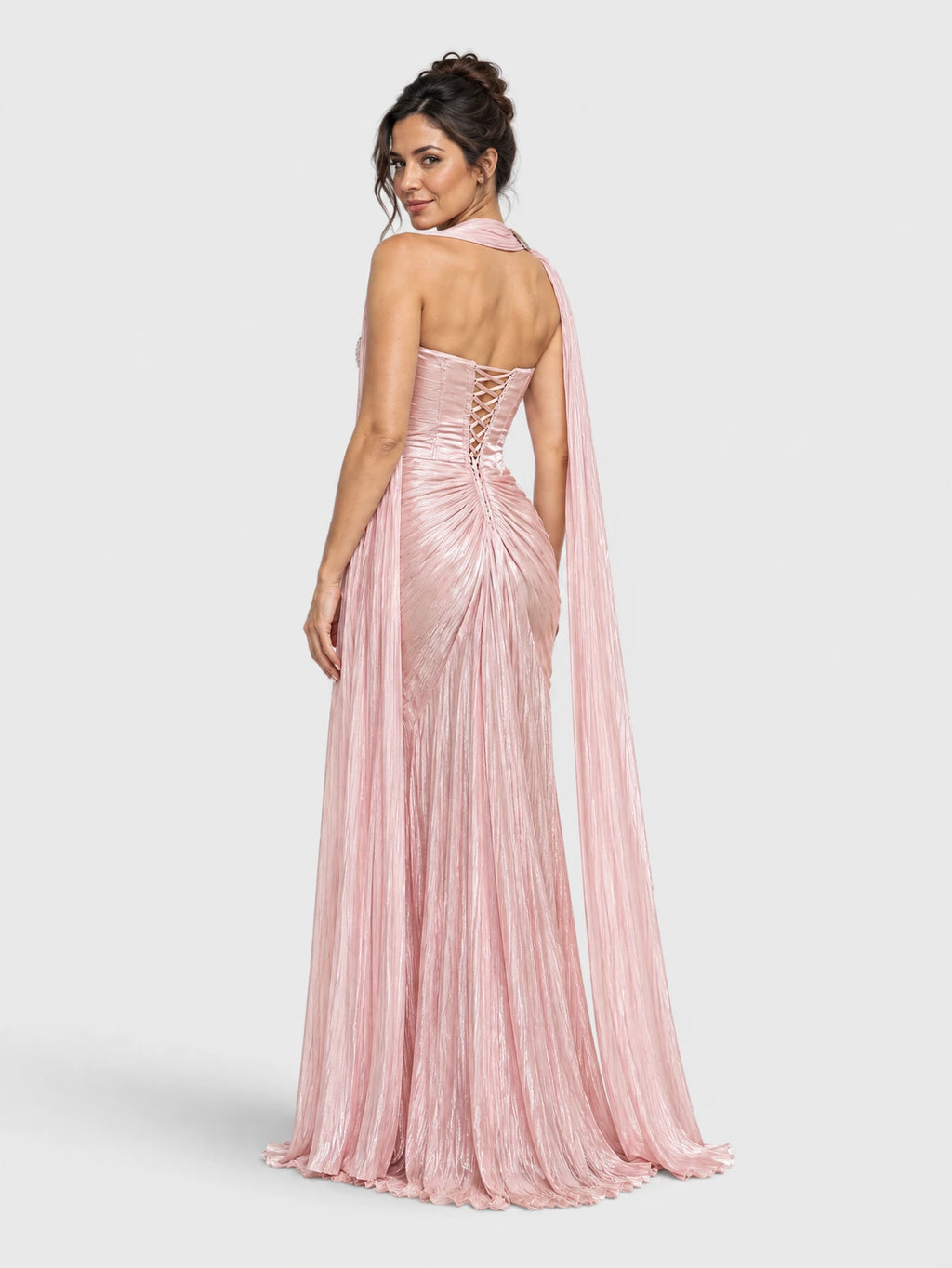 Costas do vestido de festa rosa longo com drapeado, decote tomara que caia e echarpe metalizada.