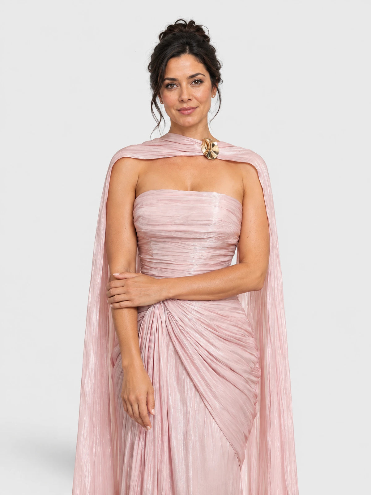Detalhe do tecido drapeado e da echarpe metalizada no vestido longo rosa.