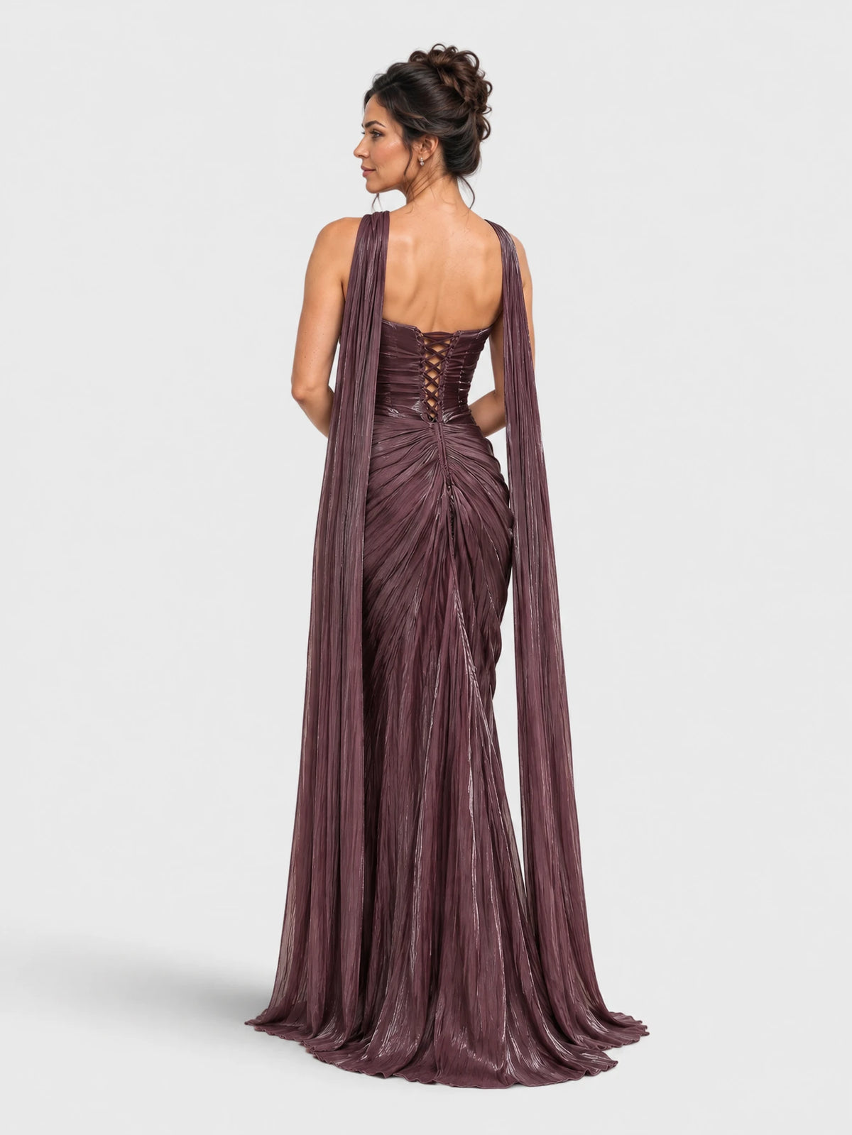 Vista traseira do vestido roxo longo de festa, com modelagem tomara que caia e echarpe metalizada.