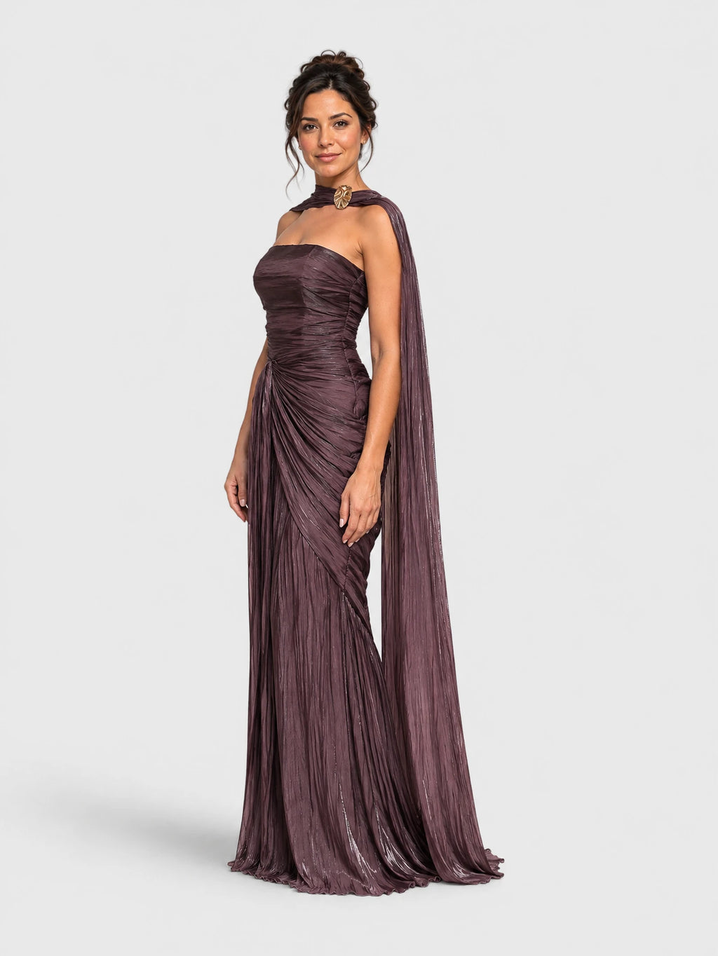 Perfil do vestido longo roxo tomara que caia, com drapeado e echarpe metalizada.