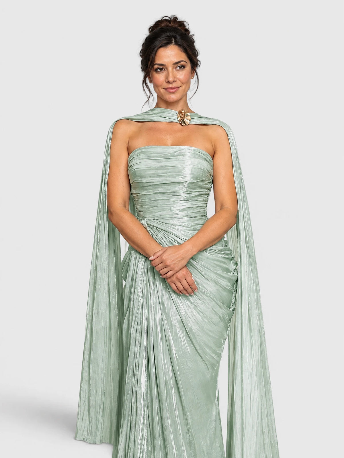 Drapeado e echarpe metalizada em detalhe no vestido de festa longo verde menta.