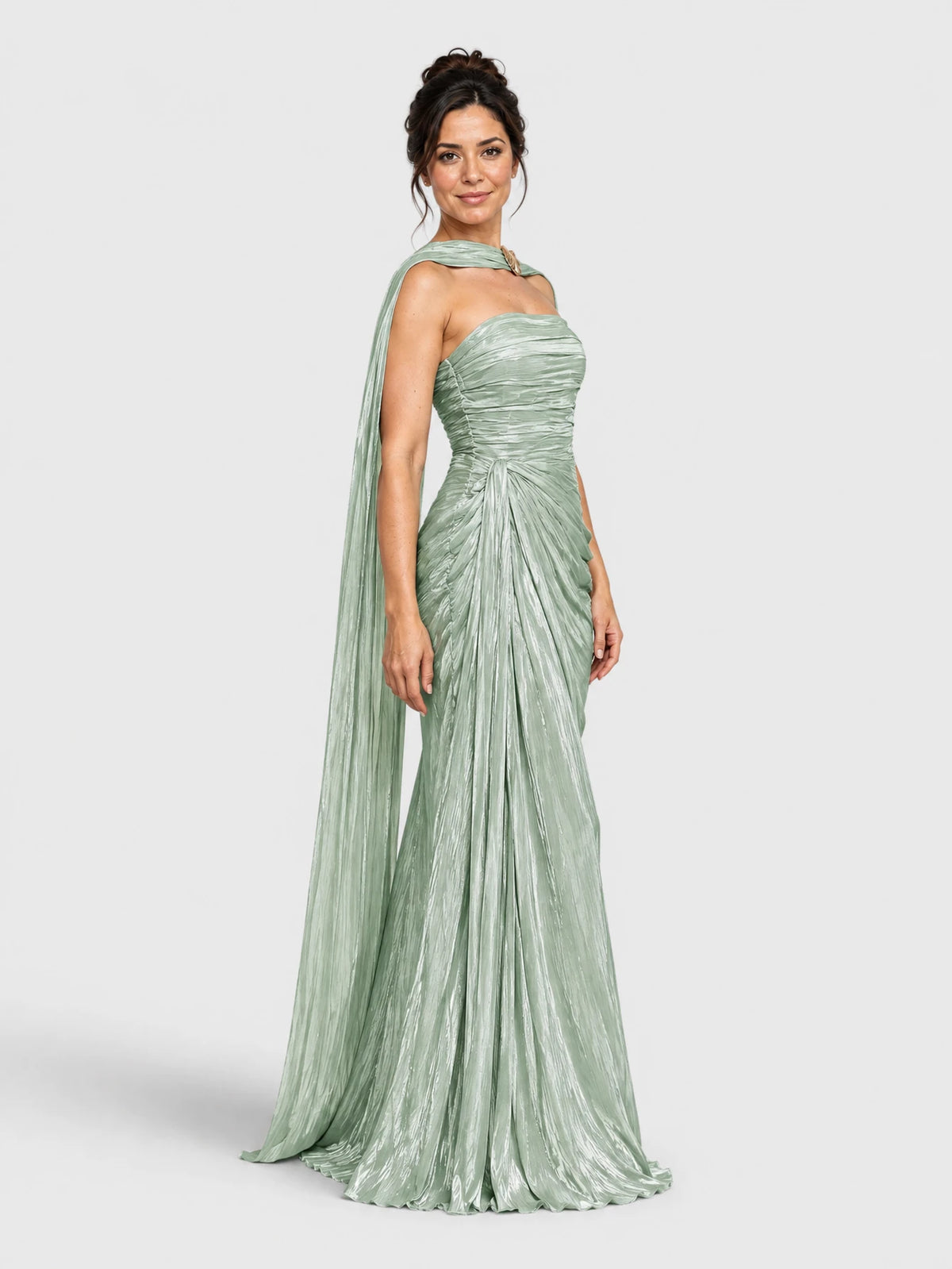 Perfil do vestido verde menta de festa, longo e drapeado, com decote tomara que caia e echarpe metalizada.