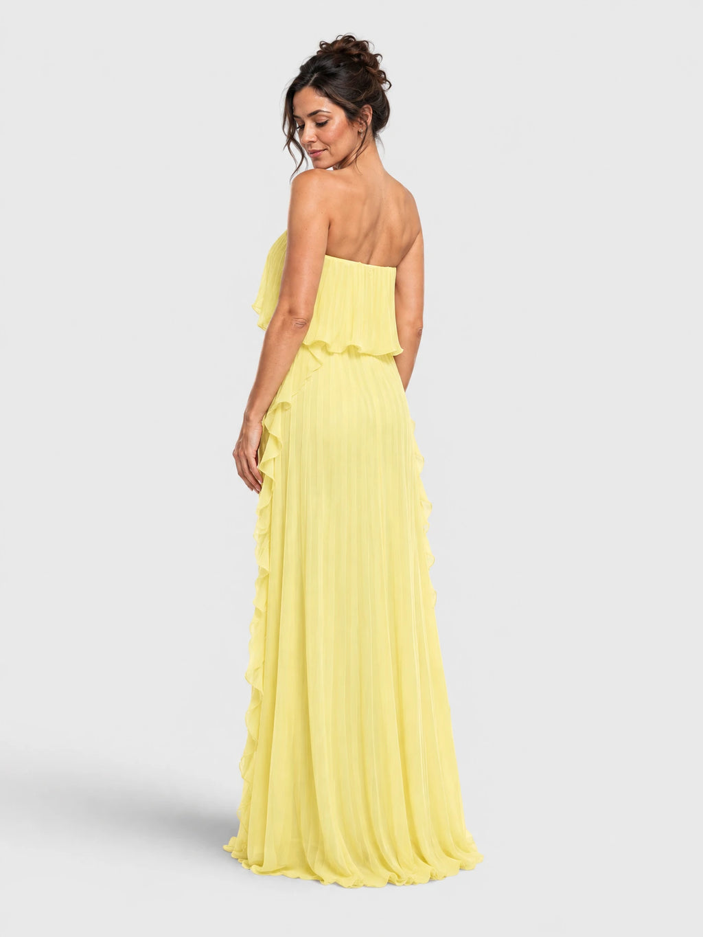 Vestido de festa amarelo tomara que caia plissado, visto pelas costas.