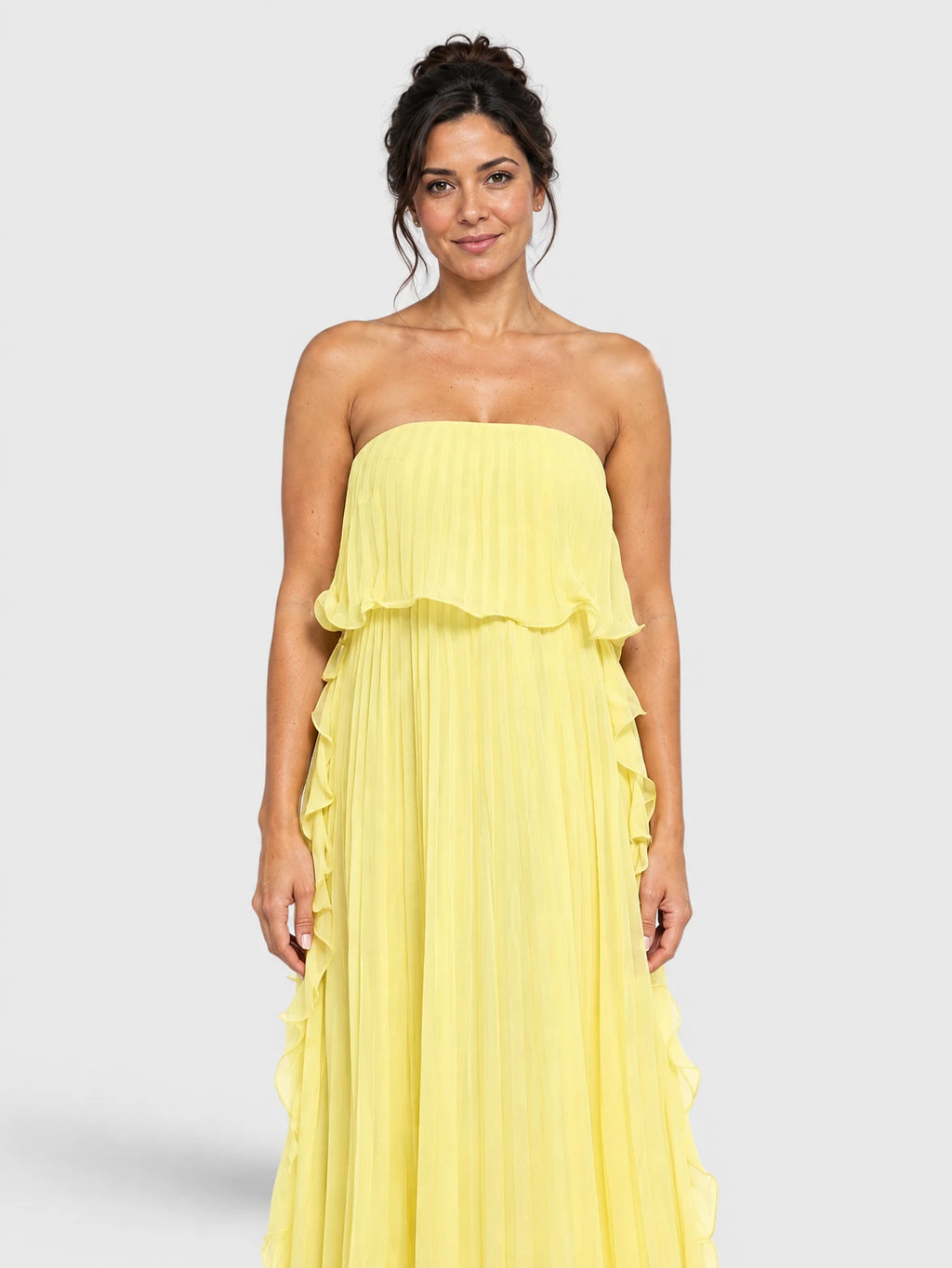Detalhe do vestido de festa amarelo tomara que caia com tecido plissado.