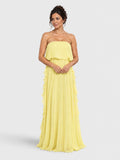 Vestido de festa amarelo tomara que caia plissado, visto de frente.